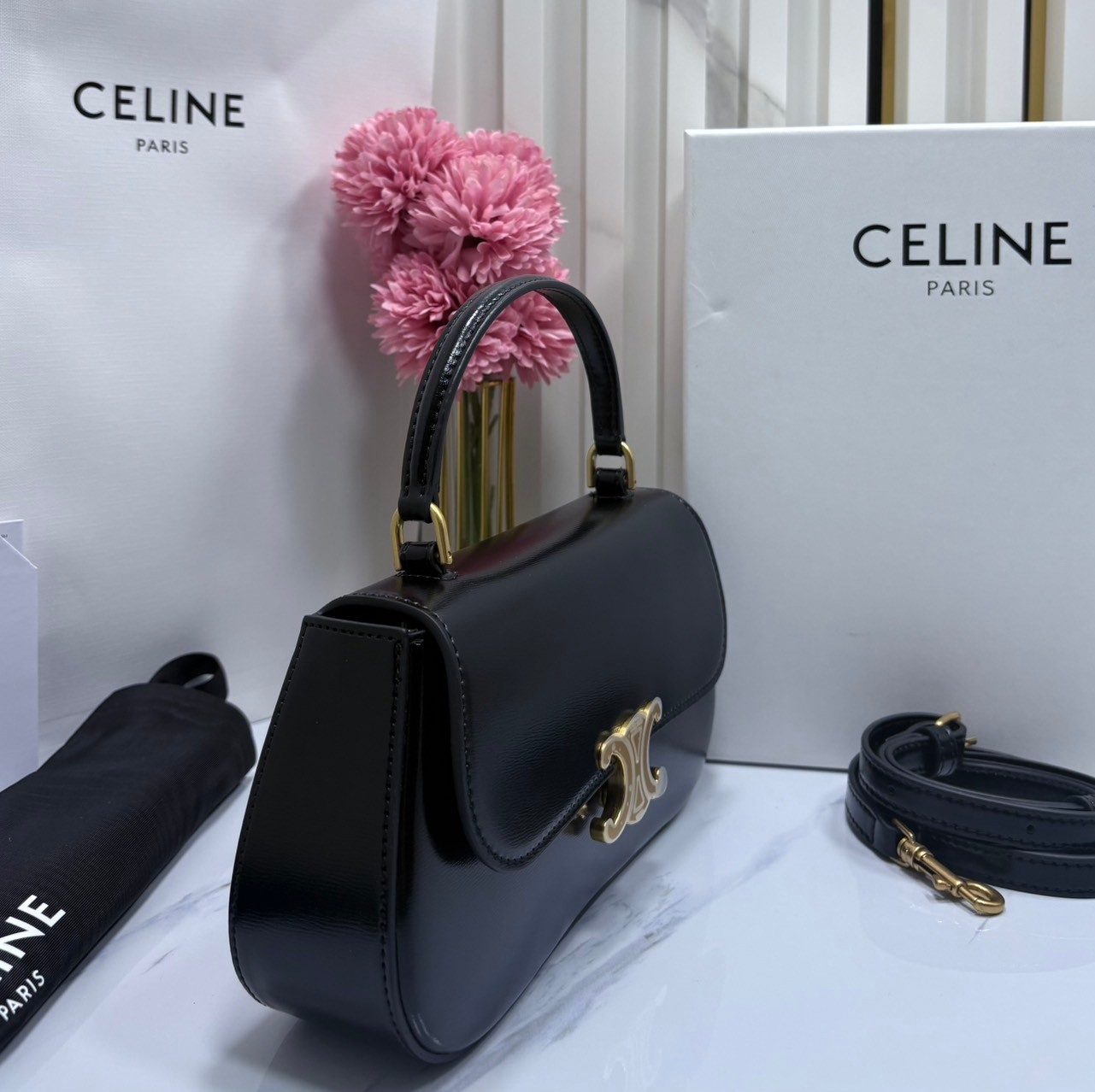 CELINE LOLA TEEN bag in glossy leather กระเป๋าทรงโฮโบรุ่นใหม่ หนังแท้ขึ้นเงาสวยก่อนใคร ดีไซส์ใหม่มุมโค้งมน สวยละมุนเป็นคุณหนูน่าทะนุถนอม