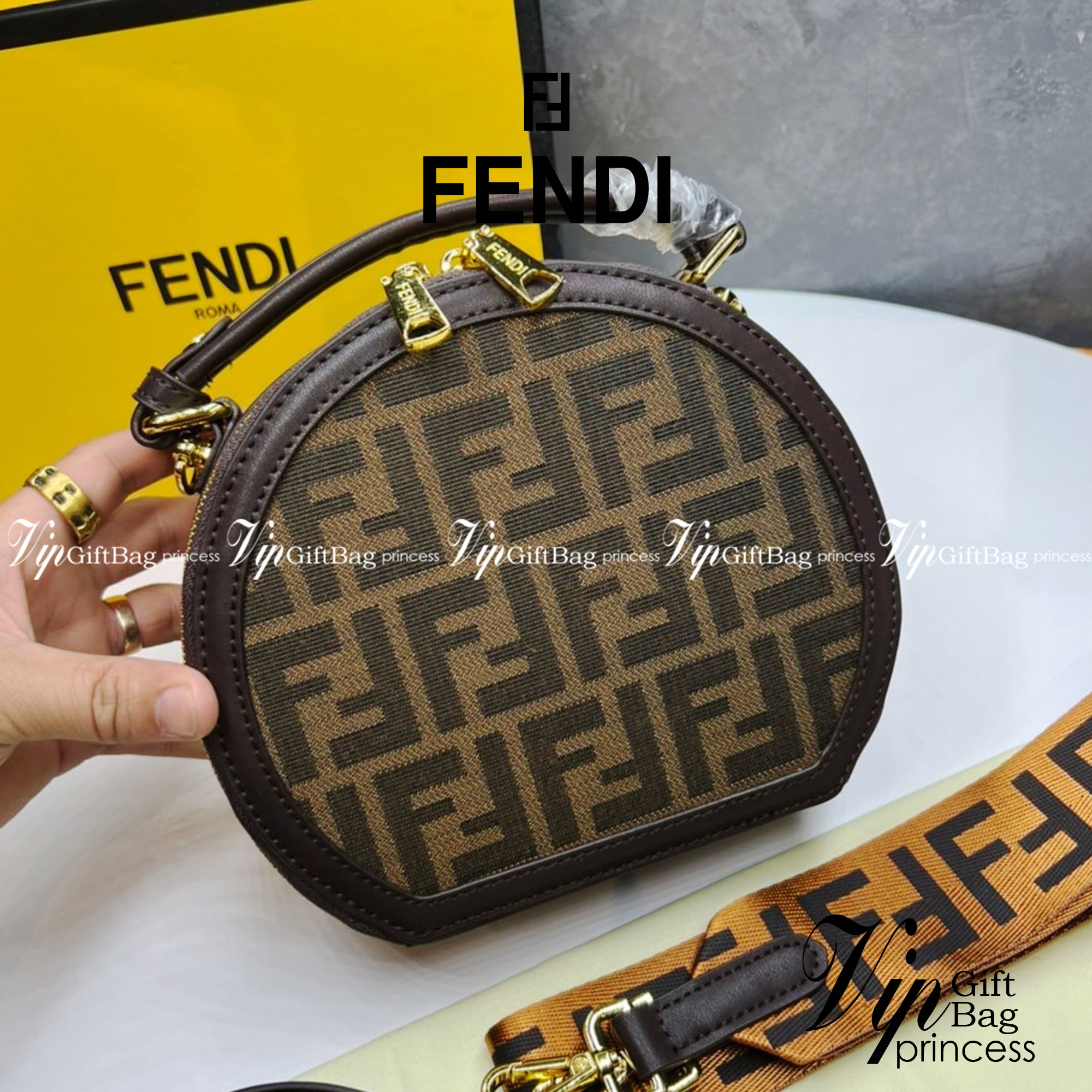 หนังแท้ FENDI CROSSBODY BAG / fendi circle bag / Fendi Round Monogram Crossbody Bag กระเป๋าสะพายทรงกลมสวยเด่น มีดีเทลเพิ่มความหรู ด้วยสีของอะไหล่ วัสดุหนังแคนวาสสลับหนังแท้ ภายในโล่งกว้าง มีช่องซิปแยกให้อีก ใช้งานง่าย พร้อมสายสะพาย 2 เส้น สายสะพายครอสปรับ