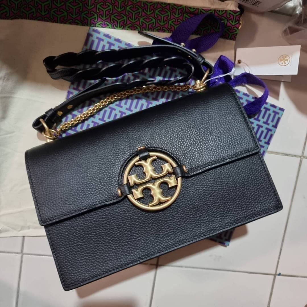 TORY BURCH MILLER SHOULDER BAG รุ่นยอดนิยม รุ่นหายาก รุ่นที่สาวๆตามหา ใบนี้เลย!! สวยหรู ผู้ดีทุกสี กระเป๋าสะพายไหล่ ดีไซน์อยู่ทรง คลาสสิคแฝงความหรูด้วยโลโก้สีทองอร่ามโดดเด่น
