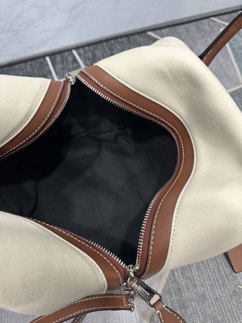 Burberry cube bag in cotton canvas with logo / BURBERRY HORSEFERRY-PRINT CANVAS HALF-CUBE BAG กระเป๋าถือ ทรงโท้ทผ้าแคนวาสพิมพ์ลายแบรนด์มาพร้อมสายยาวสายหนังแบบถอดใช้งานได้ คอลเล็คชั่นกระเป๋าตระกูลหนังผสมผ้าแคนวาสจากแบรนด์