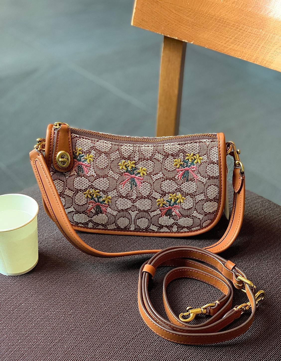รุ่นใหม่ล่าสุด ต้อนรับหน้าหนาวนี้กันค่าา🎀 COACH SWINGER BAG IN SIGNATURE TEXTILE JACQUARD WITH BOUQUET MOTIF EMBROIDERY ((C6289)) พร้อมส่งที่ไทย จำนวนจำกัด สวยมากๆค่ะ! กระเป๋าหิ้วได้//สะพายข้างได้ วัสดุJacquardทอลายแบรนด์+หนังแท้ ได้ลงตัวสวย ดูคลา