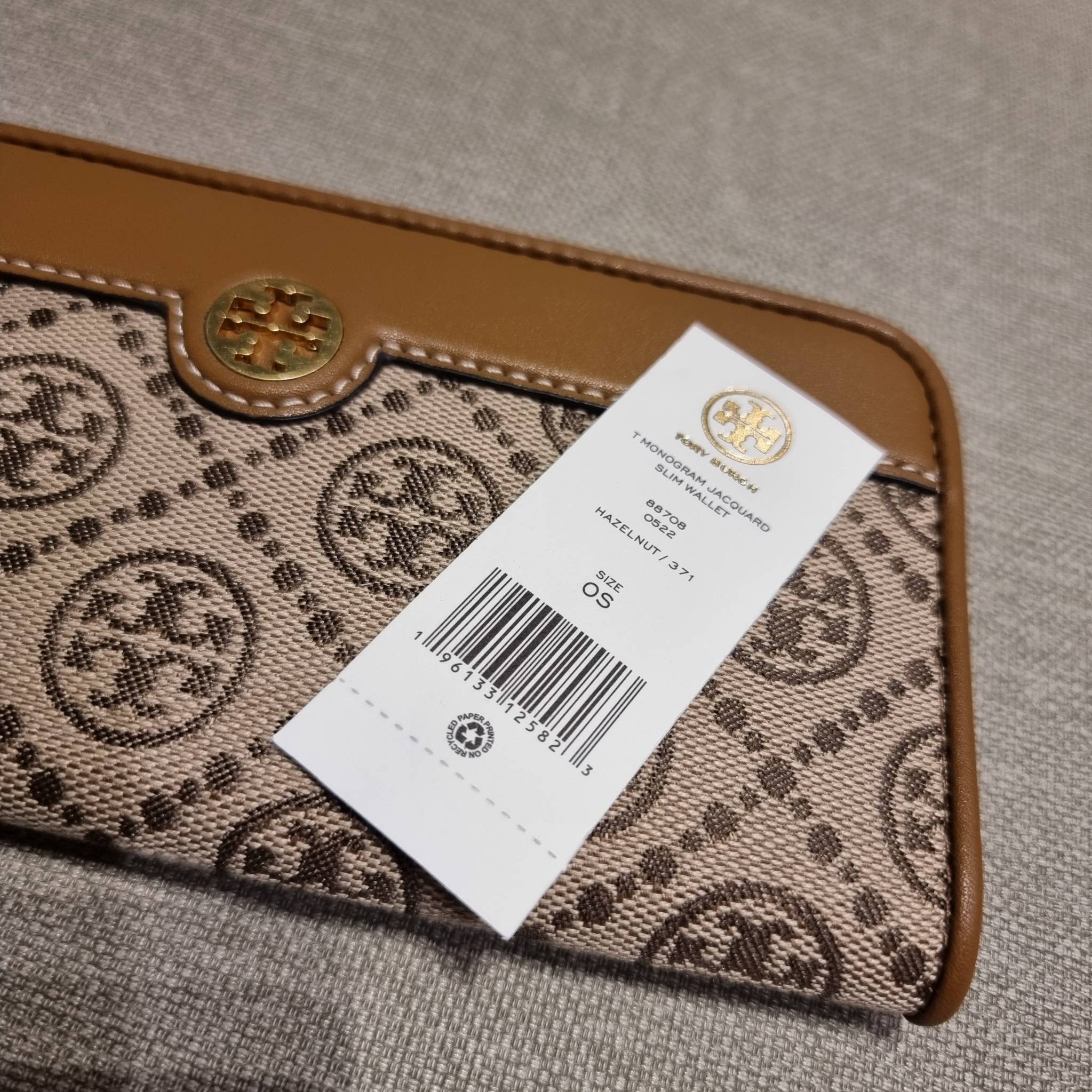TORY BURCH T MONOGRAM JACQUARD SLIM WALLET ของดีมีให้ที่นี่แบบจัดเต็ม กระเป๋าสตางค์ใบยาว รุ่นสลิม สวยหรู ขนาดกำลังเหมาะมือ ถือแล้วขับผิว วัสดุผ้า jacquard ตัดสลับหนังแท้ ภายในสวยคมม้าก!! มีช่องใส่บัตรได้แบบเน้นๆ และช่องใส่ธนบัตรได้ ด้านหลังมีช่องซิปอีกหนึ