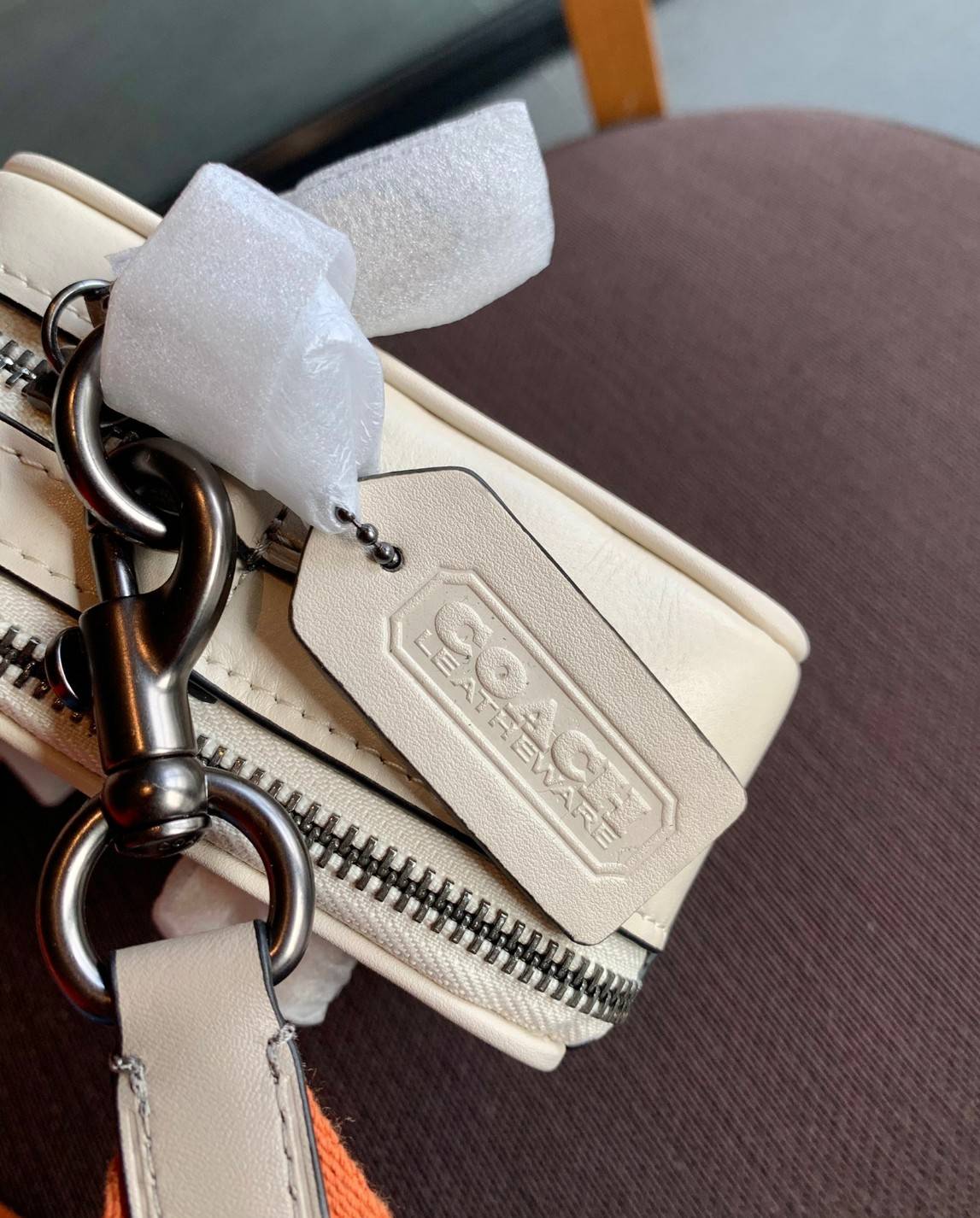 COACH CHARTER CROSS BODY IN SIANATURE JACQUARD((C3780)) 💋พร้อมส่ง สินค้าออกใหม่ ไม่มียังไงไหว!! ✔️กระเป๋าสะพายครอสบอดี้ร์ หรือสามารถสอดมือตรงหนังด้านหน้าถือแบบเก๋ๆได้ด้วยค่าา วัสดุJacquardทอบายแบรนด์อย่างดี ผสมหนังแท้ ได้ลงตัวสวยงาม น่าใช้