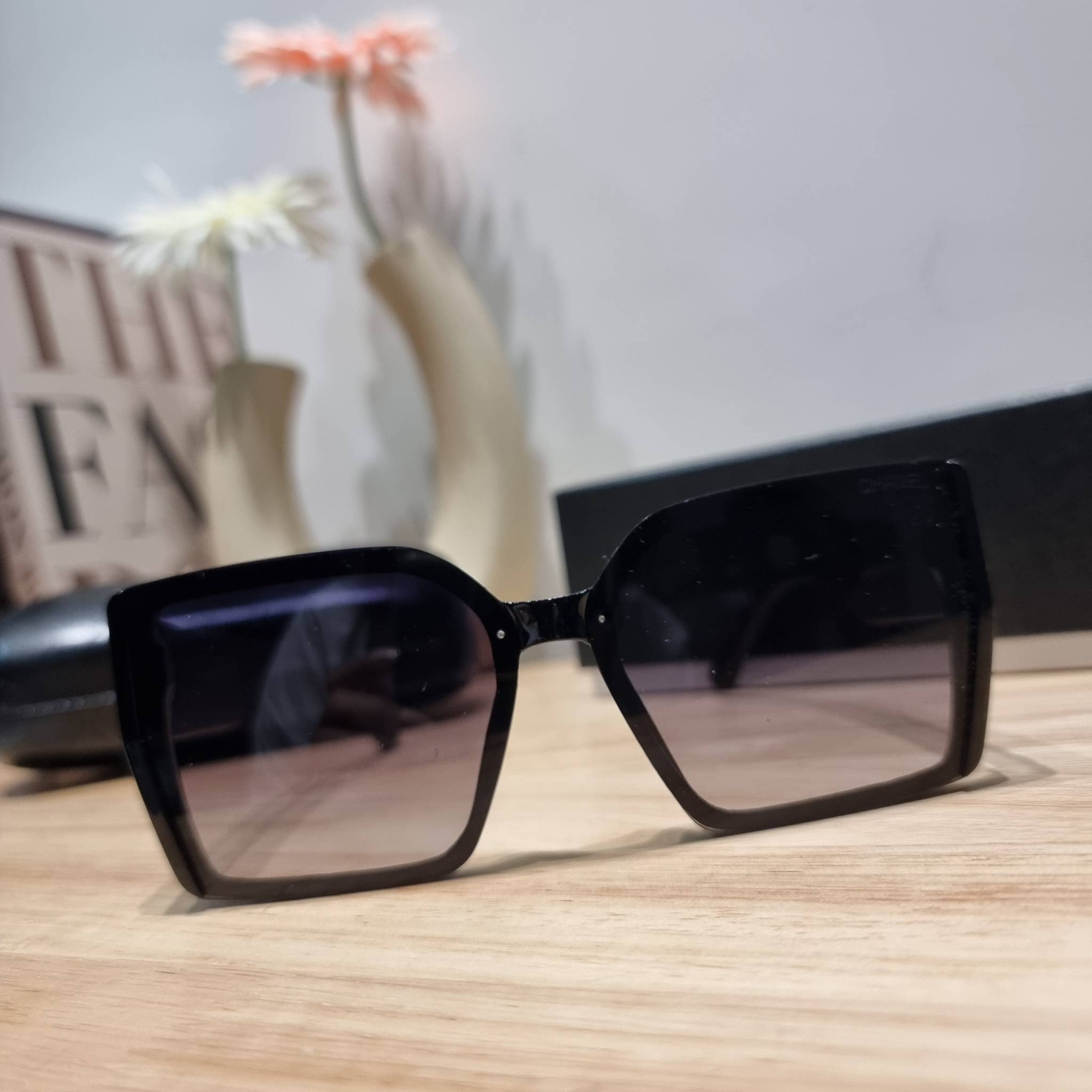 Chanel Sunglasses UV protection gift Box set สุดคุ้ม มาพร้อมอุปกรณ์ครบเซ็ท ดีไซน์ชิคมากแม่!! รับรองไม่ซ้ำใคร ใส่เสริมโหงวเฮ้ง ดูผู้ดี มีพกติดตัวไว้ไม่ตกเทรนด์ ใช้ได้ทุกโอกาส