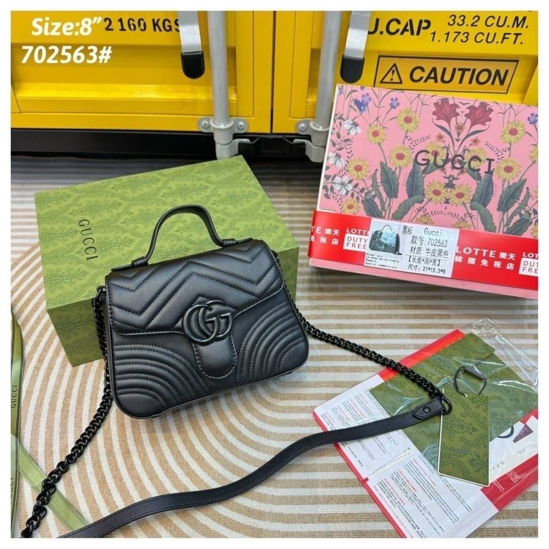 Gucci GG Marmont mini top handle bag กระเป๋าสะพายสุดหรู คลุมโทนสีดำคลาสสิกเต็มใบ ทั้งหนังและอะไหล่สีดำ ใช้งานได้หลายโอกาส เป็นสีที่เข้าได้รับทุกชุด ทุกไลฟสไตส์ แนะนำค่ะ