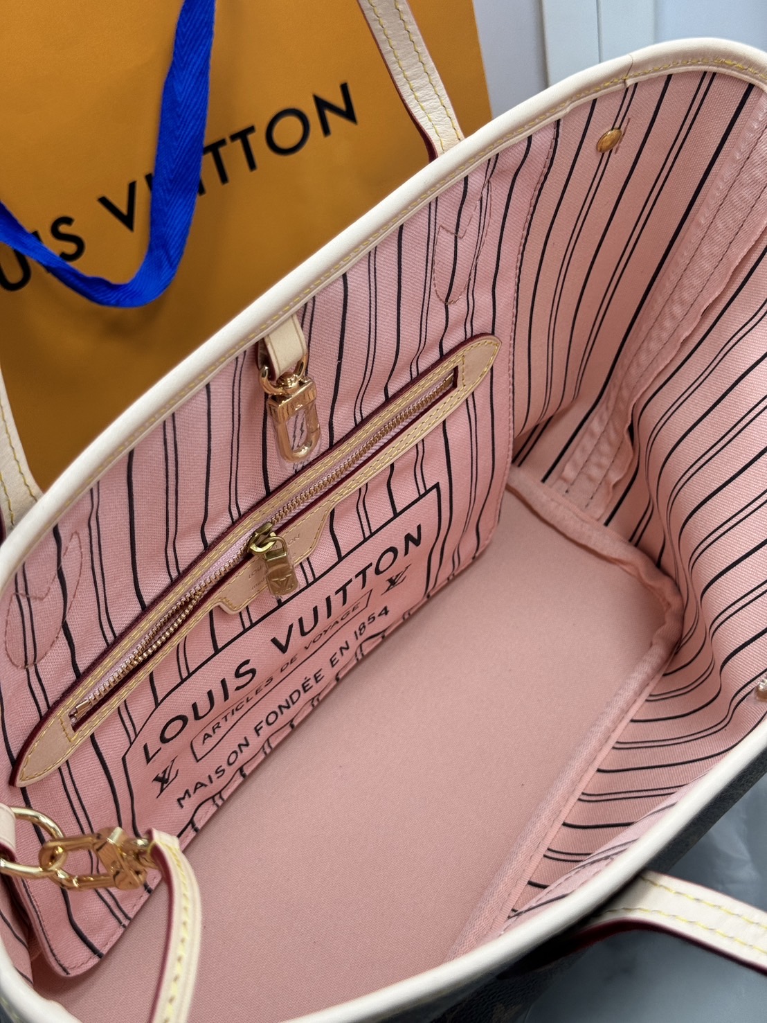 TOP ORI หนังแท้ | LV Neverfull PM bag Monogram Canvas กระเป๋าสะพายทรงโท้ท PM ดีไซน์คลาสสิกเหนือกาลเวลาเข้ากับดีเทลที่สืบทอดมายาวนาน Monogram แคนวาสแต่งขอบหนัง ดีไซน์พื้นที่ด้านในกว้างทว่าดูเพรียวบาง