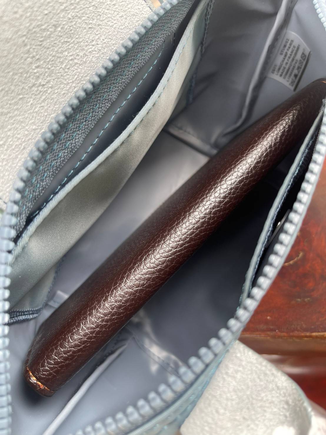 LONGCHAMP LE PLIAGE NÉO TOP HANDLE BAG XS คอลเลคชั่นสุดพิเศษจากลองฌอมป์ มีดีไซน์ที่เรียบหรูและคลาสสิก แฝงด้วยลูกเล่นแบบเฟมินีน แถมยังมีน้ำหนักเบาอย่างไม่น่าเชื่อ มาพร้อมกับหูจับกระเป๋าคู่และฝาปิดแบบกระดุม กระเป๋าถือใบนี้สามารถใช้ถือแบบทั่วไป มีสายสะพายถอด