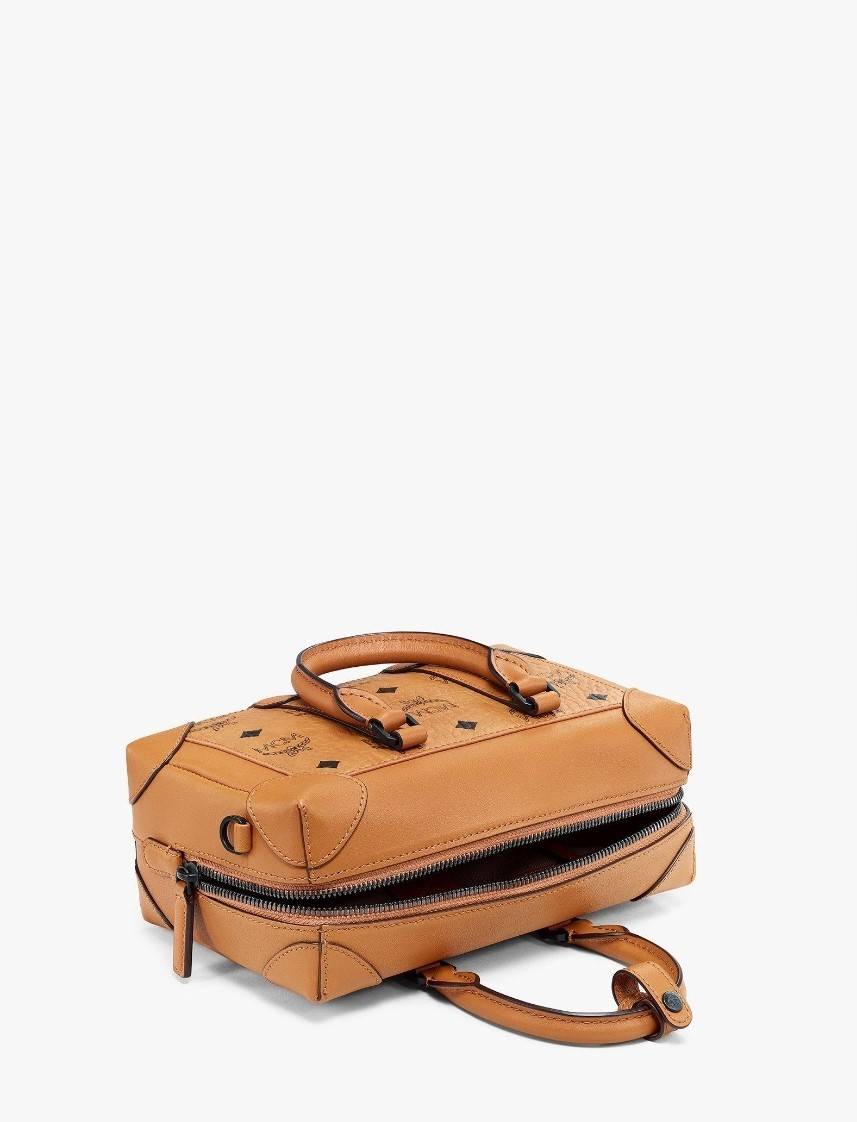 M.C.M SMALL E/W SOFT BERLIN CROSSBODY IN VISETOS ไอเท็มใหม่ในดีไซน์ทรงกระเป๋าเดินทางแบบคลาสสิค ย่อส่วนมาให้ใช้งานได้แบบสบายๆ พกพาสะดวก แมทช์ได้ทุกสไตล์ ใช้ได้แบบ unisex ใช้งานง่ายด้วยหูจับในตัว และซิปหลัก อะไหล่สีดำดูมีมิติตัดกับสีน้ำตาลคอนยัคได้เป็นอย่าง