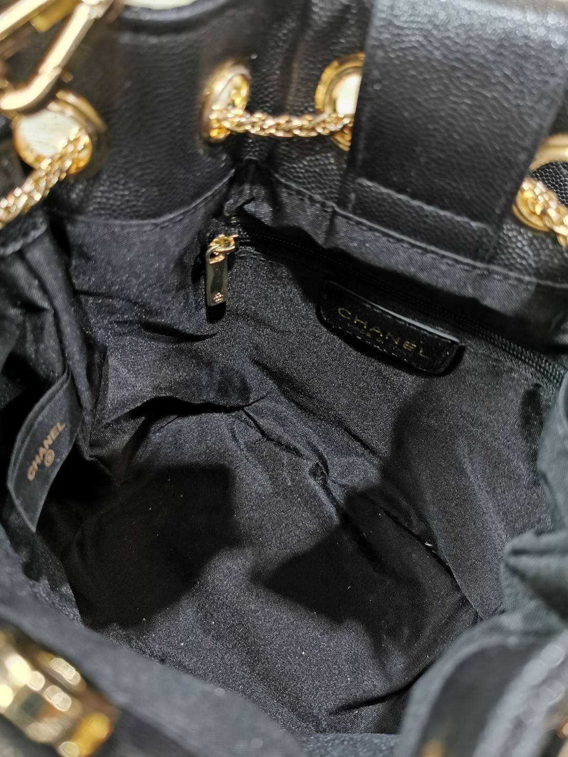 CHANEL Crossbody Bag With Chain / Chanel Bucket Bag กระเป๋าถือหรือสะพาย หนังคาเวียร์ลายตาราง ใช้ได้หลายสไตล์