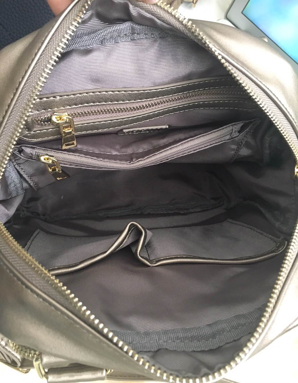 New arrival • KEEP Veeva Backpack • 🎒👟กระเป๋าเป้หนังแกะสังเคราะห์ นิ่มๆ ปรับ ถือ/สะพายได้หลากหลายการใช้งานคะ 👑กระเป๋าเป้สวยๆ 3in1 ปรับการใช้งานได้หลากหลายรูปแบบ ใบนี้ ร้านแนะนำเลยคะ ตัวกระเป๋าเป็นหนังแกะสังเคราะห์ นิ่มมาก น่ำหนักเบ