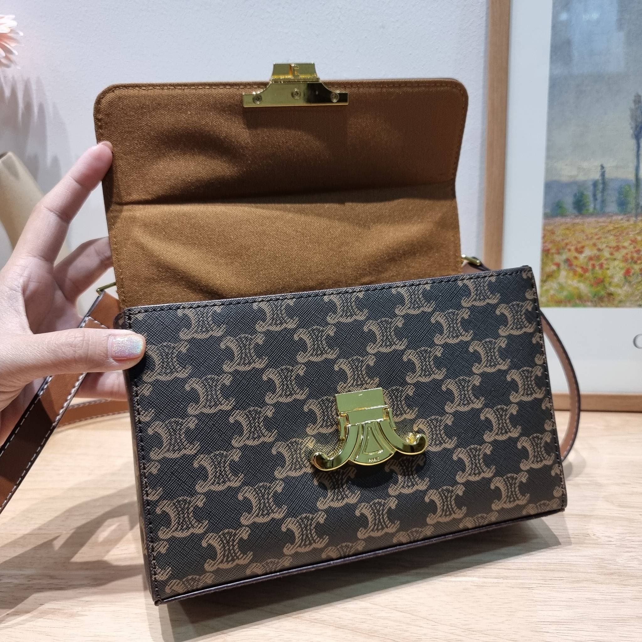 CELINE BOX TRIOMPHE IN TRIOMPHE CANVAS กระเป๋าสะพายสวยอยู่ทรง ดีไซน์เอกลักษณ์ ใช้งานง่ายด้วยอะไหล่กดล็อค วัสดุหนังแคนวาสทนทาน