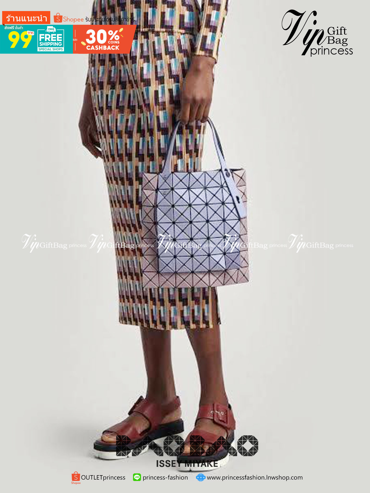 Baobao Issey Miyake Prism Kangaroo tote bag กระเป๋าถือทรงโท้ทที่ประดิษฐ์ขึ้นอย่างเชี่ยวชาญในญี่ปุ่น มาพร้อมแผงเรขาคณิตสำหรับการออกแบบที่ได้รับแรงบันดาลใจจากกระดาษพับ ซิลลูเอทอันเป็นเอกลักษณ์นี้ปิดท้ายด้วยสายรัดแบบอสมมาตร มีการพัฒนาโครงสร้างทรงสามเหลี่ยมเพ