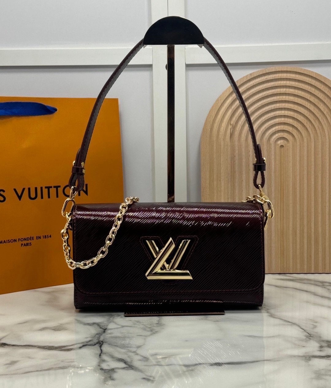 ORI หนังแท้ | LV Twist West Bag กระเป๋าสะพายหนัง Epi ลายเกรน สุดคลาสสิกมาดีไซน์ใหม่ในรูปทรงยาวเผยลุคมีระดับเหนือกาลเวลา ความหรูหราเข้ากับสตรีตสไตล์