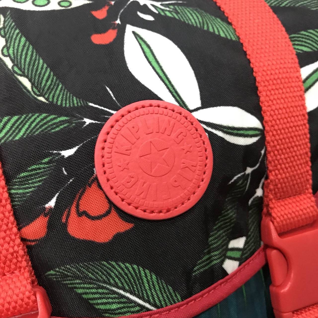 KIPLING EXPERIENCE PREMIUM BACKPACK (LARGE) รุ่นยอดนิยมใบใหญ่กำลังดีวัสดุ Nylon+Polyester100% น้ำหนักเบา Multicolor ลวดลายสวยตามคอนเซปคอลเลคชั่นใหม่ มีช่องซิปใส่ของด้านหน้าช่องใส่ของด้านข้าง2ฝั่ง หัวซิปเเบรนด์ ภายในมีช่องใส่ Notebook พร้อมฟองน้ำ Support ค