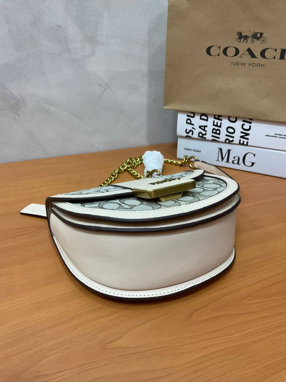 COACH ALIE SADDLE BAG IN SIGNATURE JACQUARD (C4694//C3464) New item!! กระเป๋าสะพายทรง saddle ดีไซน์วินเทจย้อนยุค แฝงความหรูในตัวด้วยอะไหล่สีทองเหลือง โดดเด่นไม่ซ้ำใครแน่นอน วัสดุผ้า jacquard สลับหนังแท้ ภายในเป็นช่องโล่ง มาพร้อมสายสะพายครอสบอดี้ ที่สามารถ