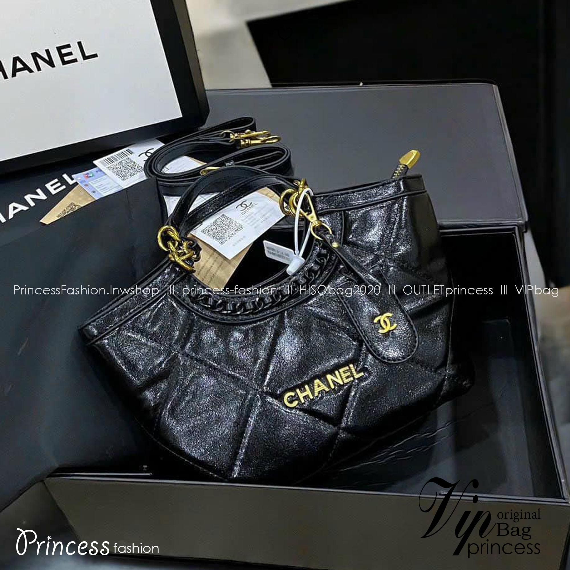 Chanel Tote Handbag & Crossbody Bag กระเป๋าสะพายทรงโท้ท งานหนังสวยเต็มใบ จุของได้แบบจุกๆ ดีไซน์คลาสสิค ใช้งานได้ง่ายด้วยหูจับและสายสะพาย ที่สามารถถอดออกได้ ในวันที่อยากปรับเปลี่ยนลุค รับรองว่าเก็บได้หมดทุกไอเท็มจำเป็น แนะนำเลยน้า