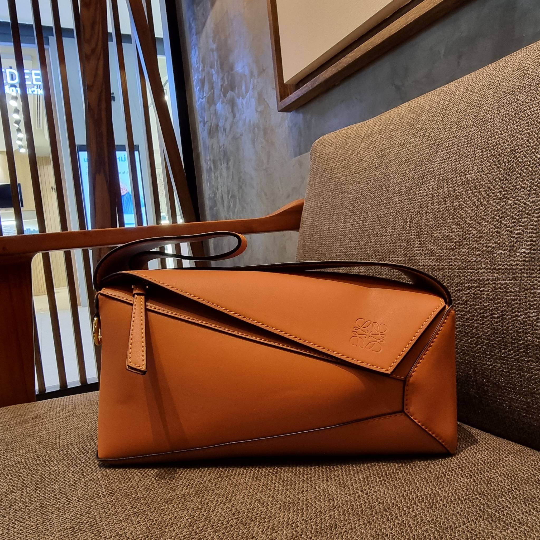 LOEWE PUZZLE HOBO BAG ใหม่ล่าสุด กับแบรนด์ที่มีดีไซน์โดดเด่นเป็นเอกลักษณ์ สวยหรูทุกรุ่นจริงๆ!! กระเป๋าสะพายโฮโบ ทรงสวย สไตล์พัซเซิลคลาสสิค วัสดุหนังวัวฟอกสี นิ่มมือ ฟินมาก!! เปิดใช้งานด้วยซิป ที่ภายในโล่งกว้าง ใส่ของสำคัญได้ครบไม่มีพลาด แบบสบายๆ มาพร้อมสา