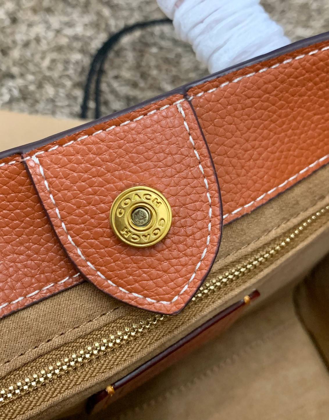 COACH FIELD TOTE 22 WITH HORSE AND CARRIAGE PRINT CARRIAGE BADGE((C8456)) 💫พร้อมส่งที่ไทย ใหม่ล่าสุด คุณภาพเกินเบอร์เลยจ้าา! กระเป๋าทรงTote ไม่ว่าโอกาสไหนๆ คุณสามารถพกพาไปได้ทุกที่ค่ะ หนังแท้อย่างดี! สวย นิ่มมือดีมากค่ะ