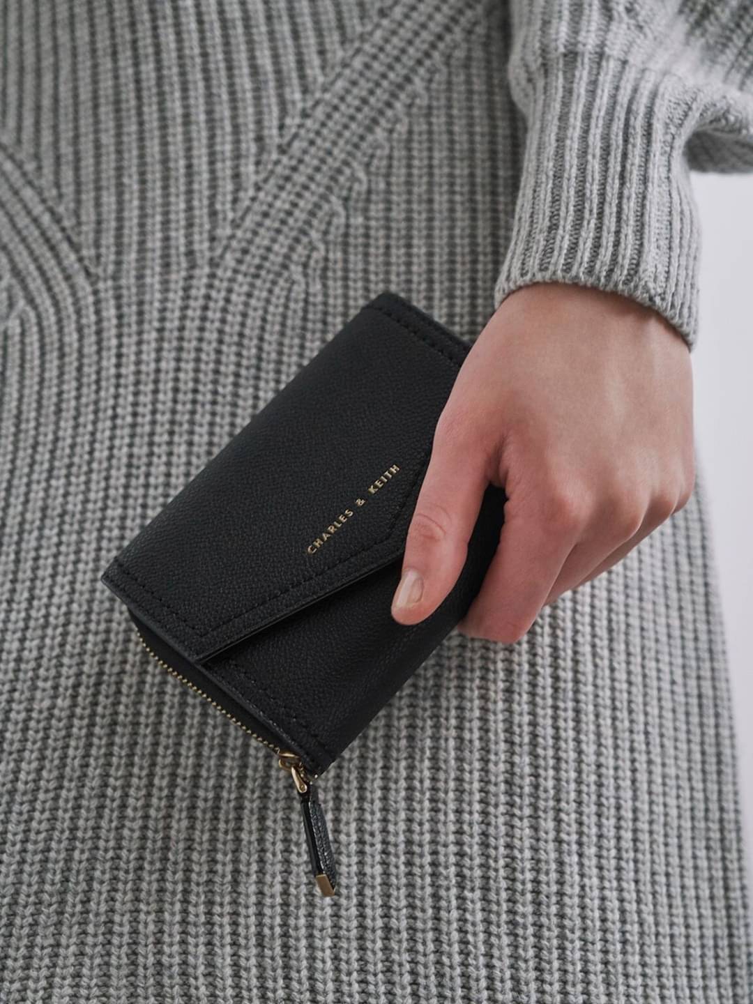 CHARLES & KEITH ENVELOPE SMALL WALLET กระเป๋าเงินใบกลาง วัสดุหนังพิมพ์ลายสีสวยน่ารัก ด้านหน้าปั๊มโลโก้แบรนด์ เปิดปิดด้วยกระดุมแม่เหล็ก
