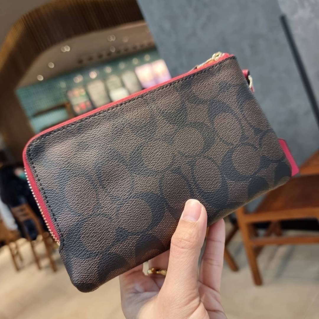 COACH F87591 DOUBLE CORNER ZIP WALLET IN SIGNATURE COATED CANVAS คล้องมือรุ่น 2 ซิป!! มาแล้วจ้า 🌟🤗 ไซส์นี้คือเหมาะมือจริงๆ พกง่ายเช่นเคย ไม่ต้องกังวลว่าจะเกะกะหรือกินพื้นที่กระเป๋าหลัก วัสดุหนังแคนวาสเคลือบลาย มีช่องหลักแยก 2 ช่อง ภายในบุผ
