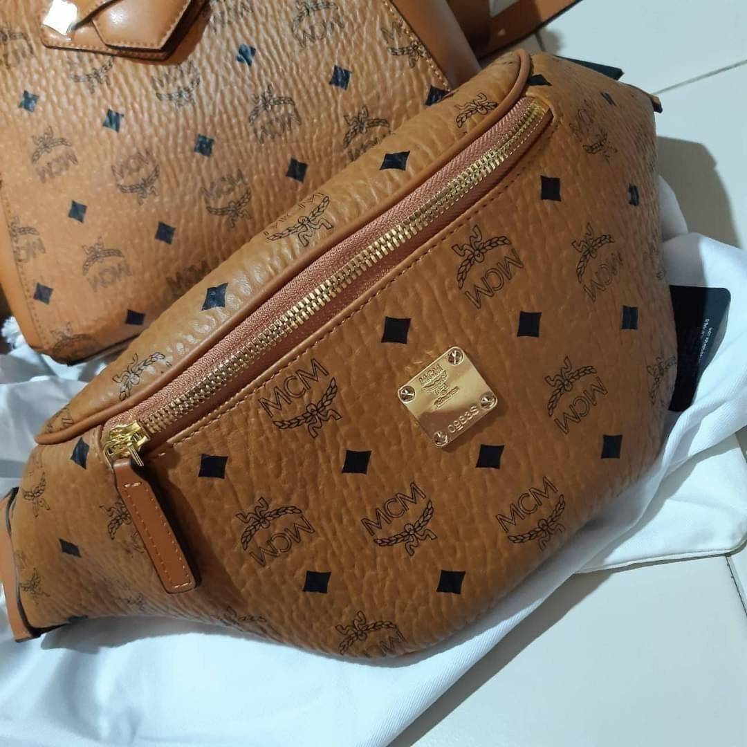 M.C.M STARK BELT BAG IN VISETOS รุ่นยอดฮิต!! หนุ่มๆสาวๆใช้ได้ไม่มีเบื่อ!! 🎉⭐️⚡️🛎 กระเป๋าคาดอกรุ่นขายดี ลายวิเซโต้เอกลักษณ์ ทั้งสปอร์ตและดูหรูในตัว ใช้งานง่าย ได้ทุกลุค วัสดุหนังแคนวาสคุณภาพดี มีช่องซิปหลัก และซิปรอง ภายในเป็นช่องโล่