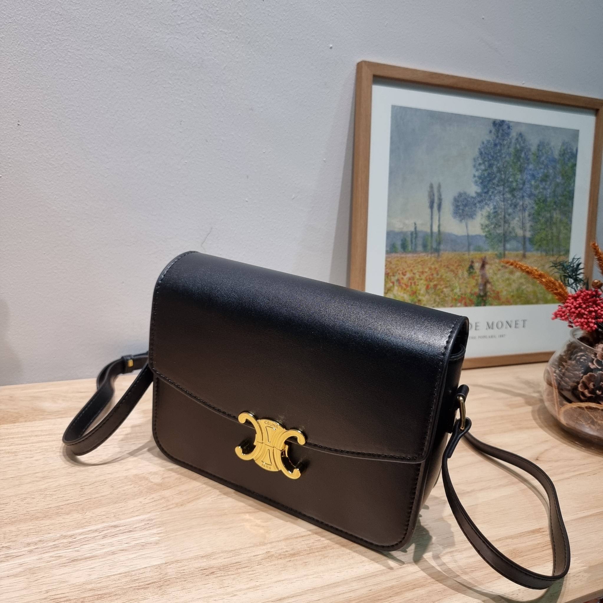 CELINE CLASSIQUE TRIOMPHE BAG IN SHINY CALFSKIN ไอเท็มสุดคลาสสิค ที่ขาดไม่ได้ กระเป๋าสะพายทรงสวยคลาสสิค แฝงความผู้ดี ที่ใช้ได้ทั้งชายหญิง วัสดุหนังคุณภาพดี