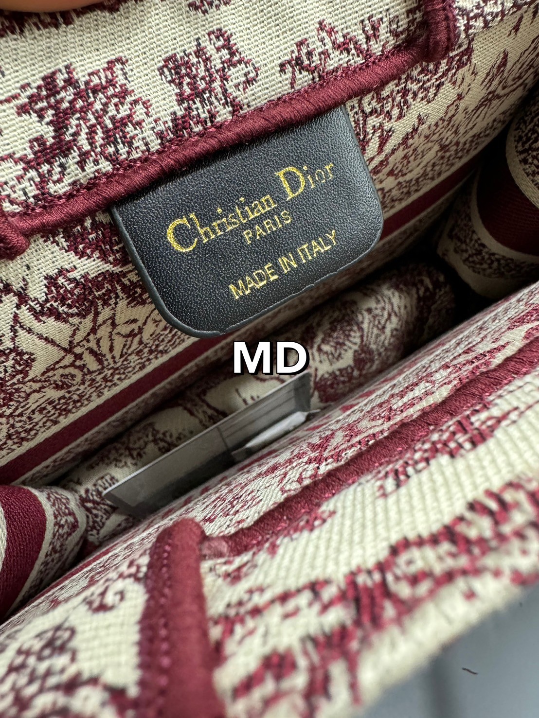 DIOR Small Book Tote Bag Toile de Jouy กระเป๋าทรงโท้ทปักลวดลายเป็นเอกลักษณ์ สะท้อนความงามตามแบบฉบับแบรนด์ หรูหราลงตัว งานผ้าฝ้ายปักทอขึ้นรูปสวยงาม