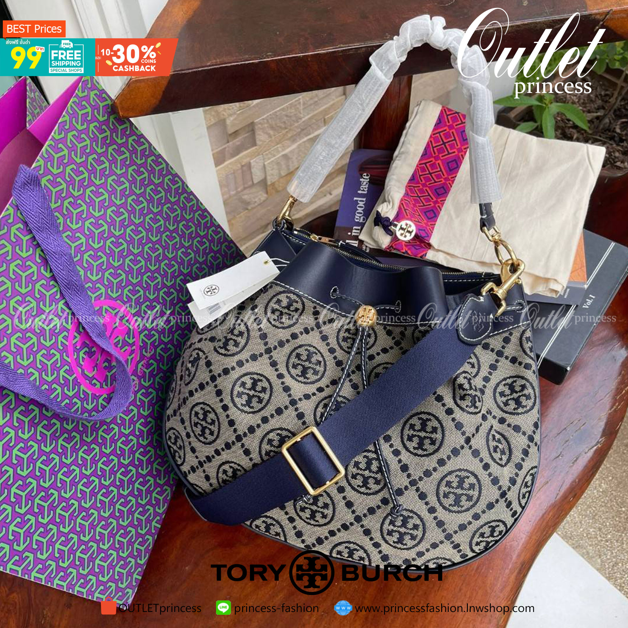 Tory burch t monogram jacquard drawstring hobo อีกหนึ่งคอลเลคชั่นจาก T monogrameที่ออกแบบมาในรูปทรงกระเป๋า hobo เป็นกระเป๋าที่มีพื้นที่เยอะในการจัดเก็บสิ่งของได้อย่างดีเยี่ยม ลวดลายสีสันของกระเป๋าทอลายแบบแจ๊คการ์ดอย่างประณีต สะท้อนให้เห็นถึงกลิ่นอายงานฝีม