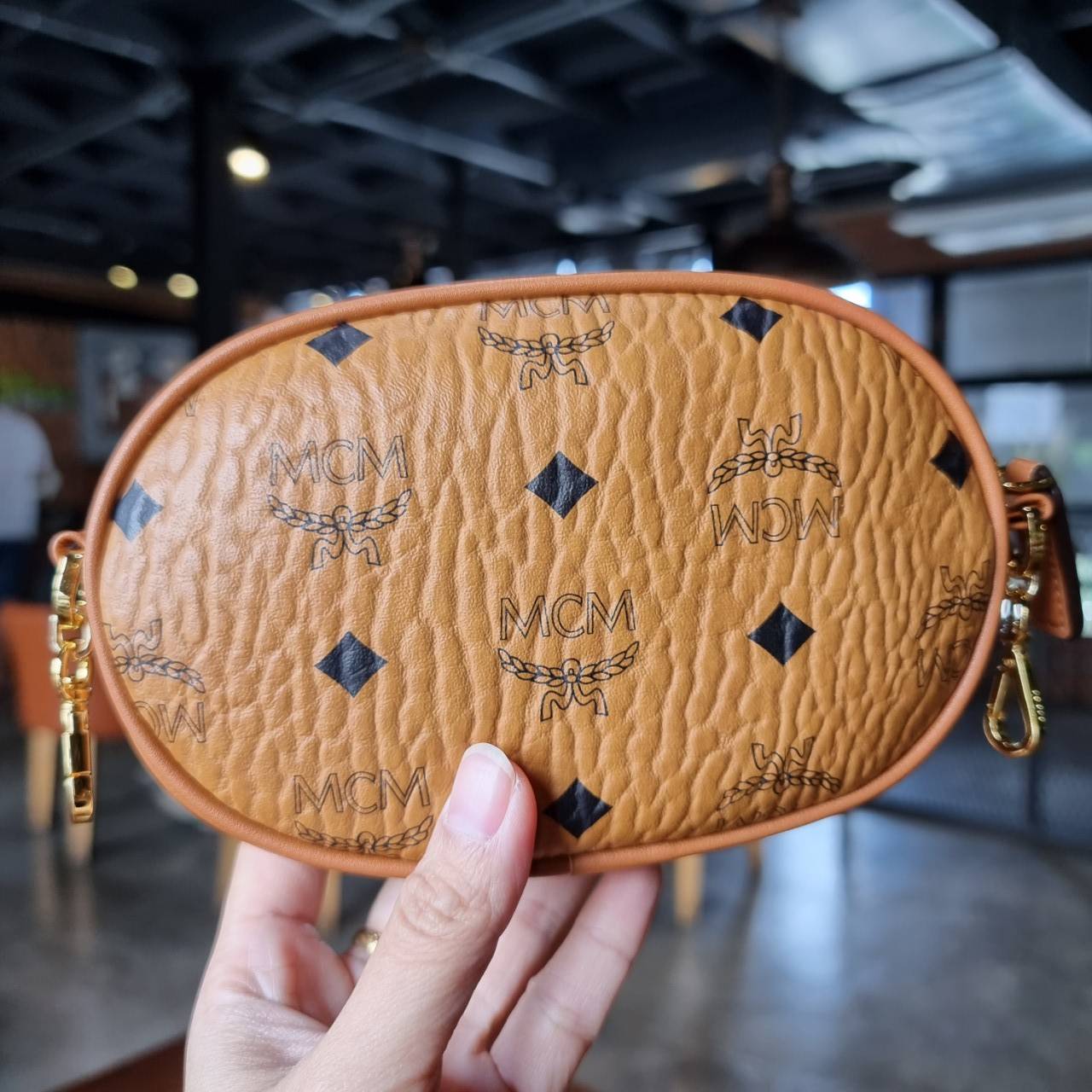 M.C.M ESSENTIAL MULTI POCHETTE BAG IN VISETOS หยุดไม่อยู่จริงๆ!! กระเป๋าสะพายมัลติฟังก์ชั่น เป็นไอเท็มที่รวมฟังก์ชั่นการใช้งานที่หลากหลายไว้ในรุ่นเดียว ดีไซน์กระเป๋าทรง pouch 3 ชิ้น สุดคุ้ม สามารถประกอบเข้าด้วย หรือแยกชิ้นใช้งานได้หมด