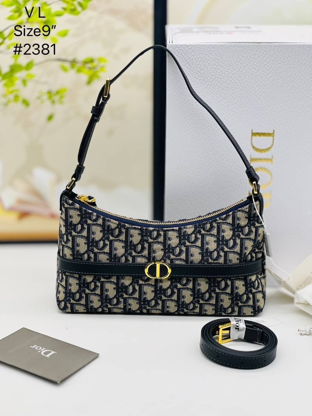 DIOR 30 MONTAIGNE CIGALE MINI BAG กระเป๋าสะพายไหล่ทรงโฮโบ รุ่นใหม่ล่าสุด ไซส์มินิที่ไม่ได้เล็กอย่างที่คิด เพราะใบนี้สามารถใส่ของสำคัญได้ครบ ดีไซน์สวยคลาสสิค เรียบแต่โก้ น้อยแต่หรูหรา