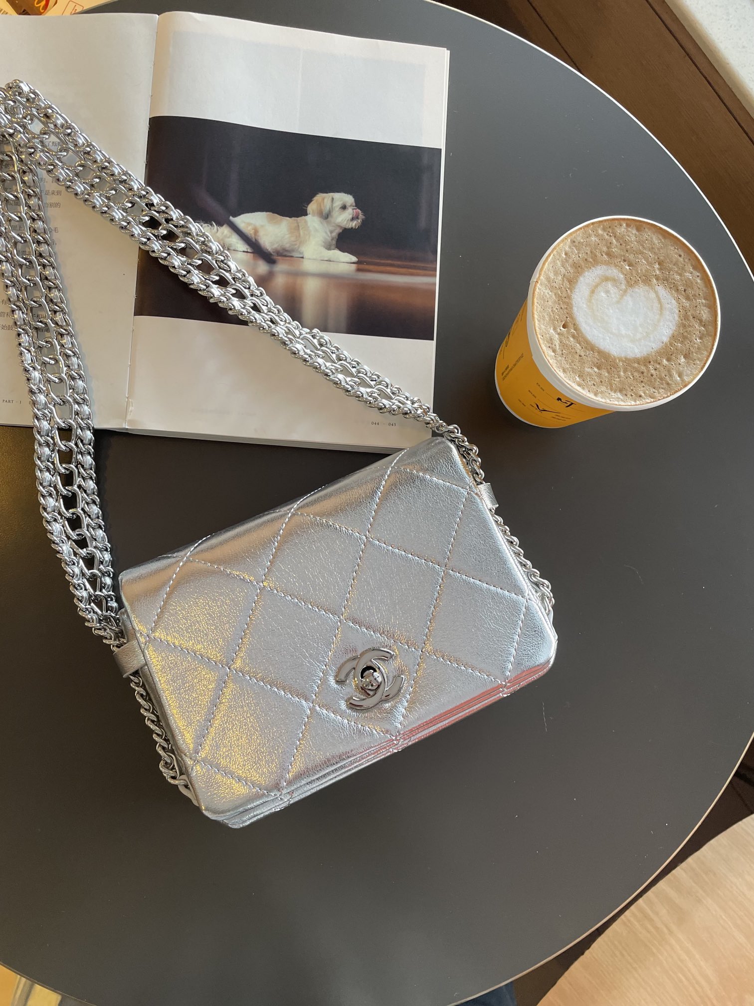 Chanel shoulder bag with chain 8" / Chanel Bag พร้อมส่ง กระเป๋าสะพาย สายโซ่อะไหล่เงินทบสามชั้น หรูหรา งานหนังเรียบสวย มาพร้อมกล่อง อปก ครบเซ็ท รอบนี้จัดราคาพิเศษสุดคุ้มค่ะ ใช้งานต่างประเทศได้ ภาพถ่ายจากงานขายจริง