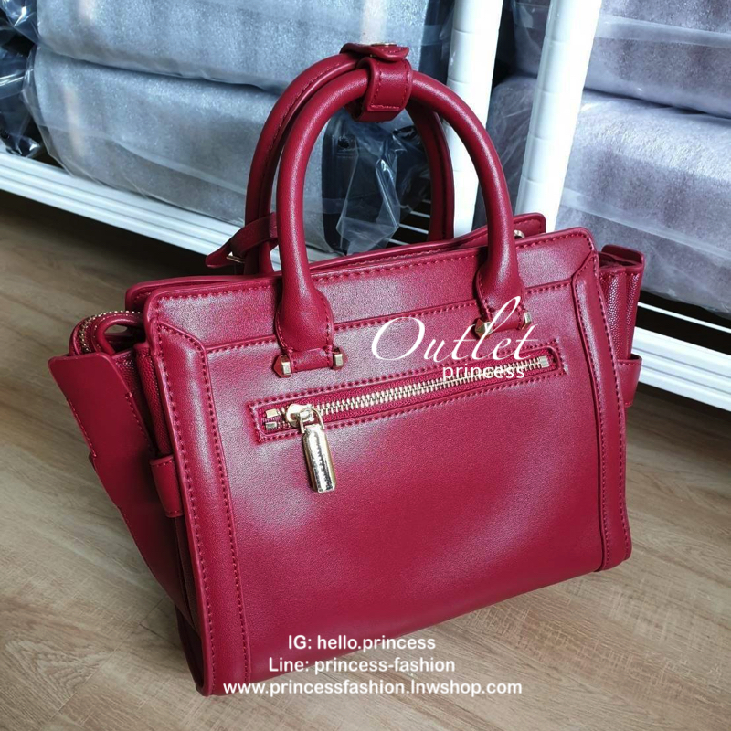 กระเป๋าถือ/สะพายข้าง ขนาดกลาง ด้านหน้าปั๊มโลโก้แบรนด์ ด้านหน้าเป็นหนังเรียบตัดกับด้านข้างเป็นหนังคาร์เวียร์ออกแบบมาให้เรียบหรู ด้านหลังมีซิป 1 ช่อง หูกระเป๋าสามารถพับลงได้ ส่วนด้านในกว้างมากค่ะ ออกแบบมาให้ใส่ของได้จุใจแบบไม่มีช่องแบ่ง มีช่องซิปด้านข้างและ