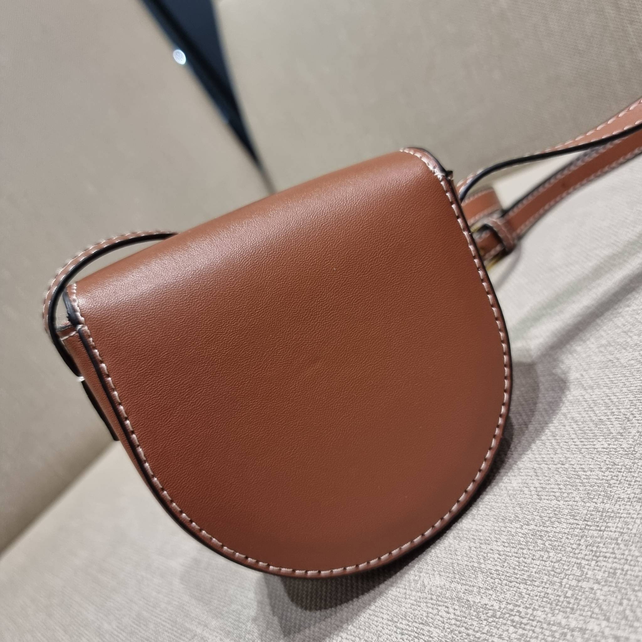 CELINE BESACE CUIR TRIOMPHE MINI BAG รุ่นที่หนุ่มๆสาวๆต่าวก็ถามหา!! เดอะเบสท์เซลเลอร์ กระเป๋าสะพายมินิไซส์ เล็กแต่ปังมาก!! ดีเทลเรียบแต่หรู วัสดุหนังแท้ สีคลาสสิค เปิด-ปิดด้วยกระดุมแน่นหนา ภายในเป็นช่องโล่ง สายสะพายในตัวปรับได้ตามชอบ ใบนี้สามารถใส่บัตร ใส