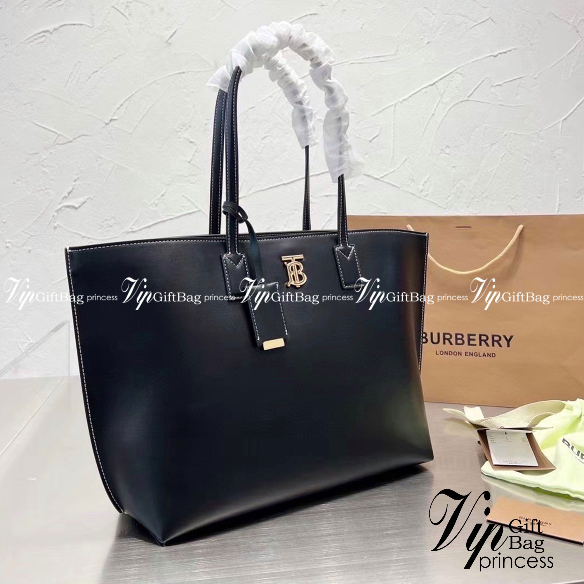 Burberry Check Leather Medium Tote / Burberry Tote Bag กระเป๋าช้อปปิ้งทรงโท้ท ใบใหญ่ หน้าติดอะไหล่แบรนด์สีทอง ช่องกว้างใช้งานง่าย ใส่ของได้เยอะเลยค่ะโดดเด่นด้วยลวดลายคลาสสิก วัสดุผ้าแคนวาส ภายในโล่งกว้างมาก ใส่ของได้สบาย หิ้วไปเที่ยวต่างจังหวัด สะพายไปต่า