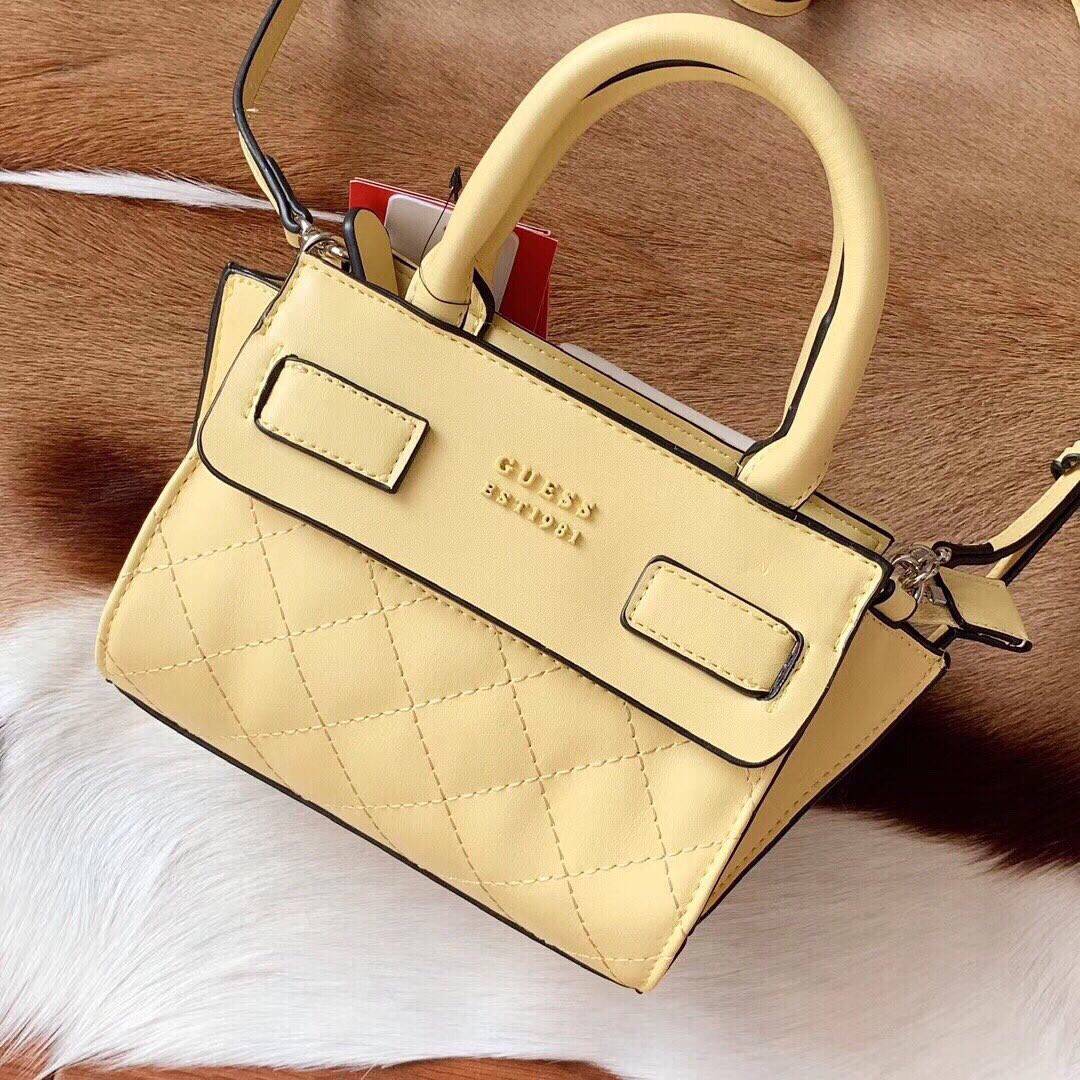GUESS ELLIANA QUILTED MINI SATCHEL BAG กระเป๋าสะพายรุ่นยอดนิยม วัสดุ PU คุณภาพดี นิ่ม น้ำหนักเบาด้านหน้าประดับด้วยโลโก้แบรนด์สุดหรู เปิดปิดกระเป๋าด้วยซิปสะดวกใช้ ด้านในกว้างมีช่องซิปสำหรับใส่ของ ใส่มือถือได้ทุกรุ่น ซับในลายแบรนด์ สายสะพายหนังเลื่อนปรับระด