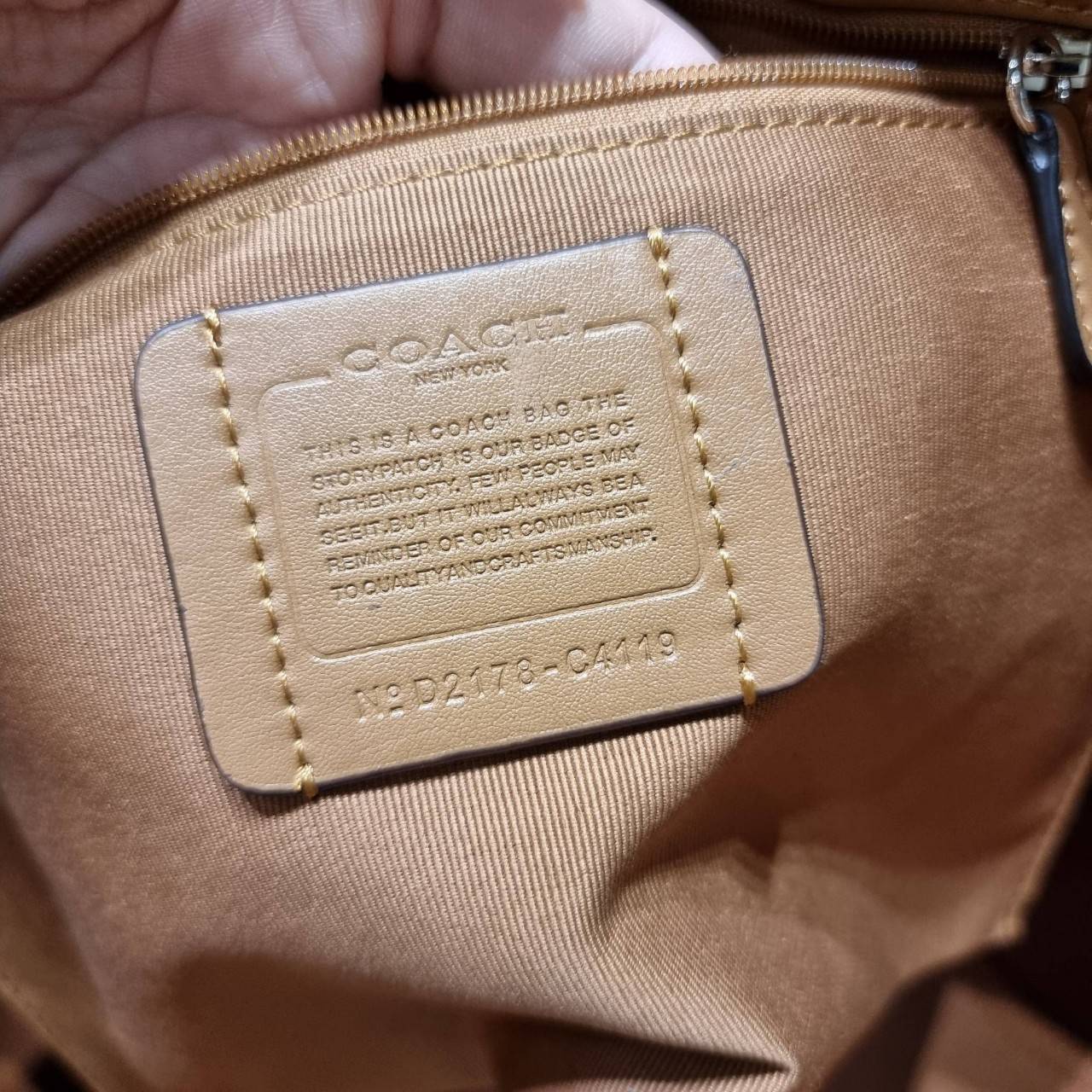 OUTLET 】COACH C4119 CITY TOTE WITH APPLE PRINT COACH CITY TOTE WITH POPSICLE PRINT C4277 แจกความน่ารักสดใส ด้วย 2 รุ่น กับเหล่าแอปเปิ้ลเขียวที่ยกมาทั้งสวน!! และลวดลายไอศครีมโทนชมพูแสนหวาน ดีไซน์ดึงดูดความสนใจได้ดีเลยทีเดียว กระเป๋าทรงช็อปปิ้งใบใหญ่ ที่จุย