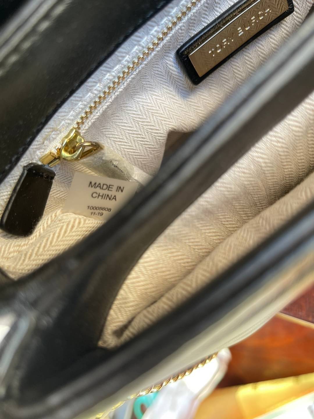 TORY BURCH Kira Chevron Top-handle Satchel กระเป๋าหนังแกะ สัมผัสนุ่มควบคู่กับดีไซน์อันเป็นเอกลักษณ์ กระเป๋าถือทรงสวยที่มีดีไซน์อันเป็นเอกลักษณ์ไม่เหมือนกับที่ไหน ด้วยการตัดเย็บหนังแกะแสนนุ่มแบบลายบุสองชั้น เพิ่มมูลค่าด้วยสายสะพายที่ทำจากโลหะสีทอง อีกทั้งย