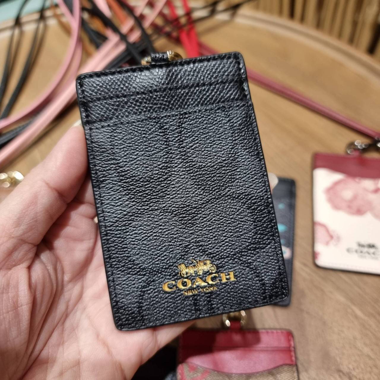 COACH ID LANYARD IN COLORBLOCK SIGNATURE CANVAS ง่ายๆแบบไม่ธรรมดา!! คลาสสิคแต่มีดีเทลโดดเด่น!! กระเป๋าถนอมบัตร พร้อมสายคล้องคอ ดีไซน์ลวดลายสวย ดูดีทุกแบบ ใช้งานง่าย พกพาสะดวก จะใส่บัตรพนักงาน บัตรเครดิต บัตรปชช. ใบขับขี่ และบัตรอื่นๆที่อยากจะใส่!! ตามใจไป