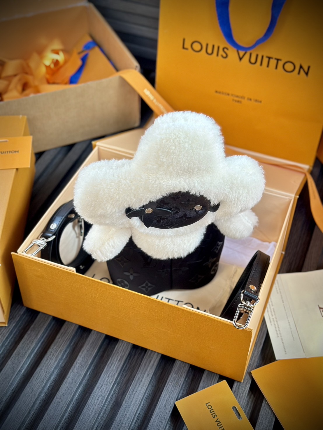 สลับแท้ LV Vivienne Backpack กระเป๋าเป้ คอลเลกชัน Ski Snow แต่งขอบขนเฟอสุดพิเศษ ดีไซน์น่ารักน่าใช้ งานผ้าไนลอนรุ่นใหม่ของแบรนด์ พิมพ์ลายโมโนแกรมด้วยซิลค์สกรีน