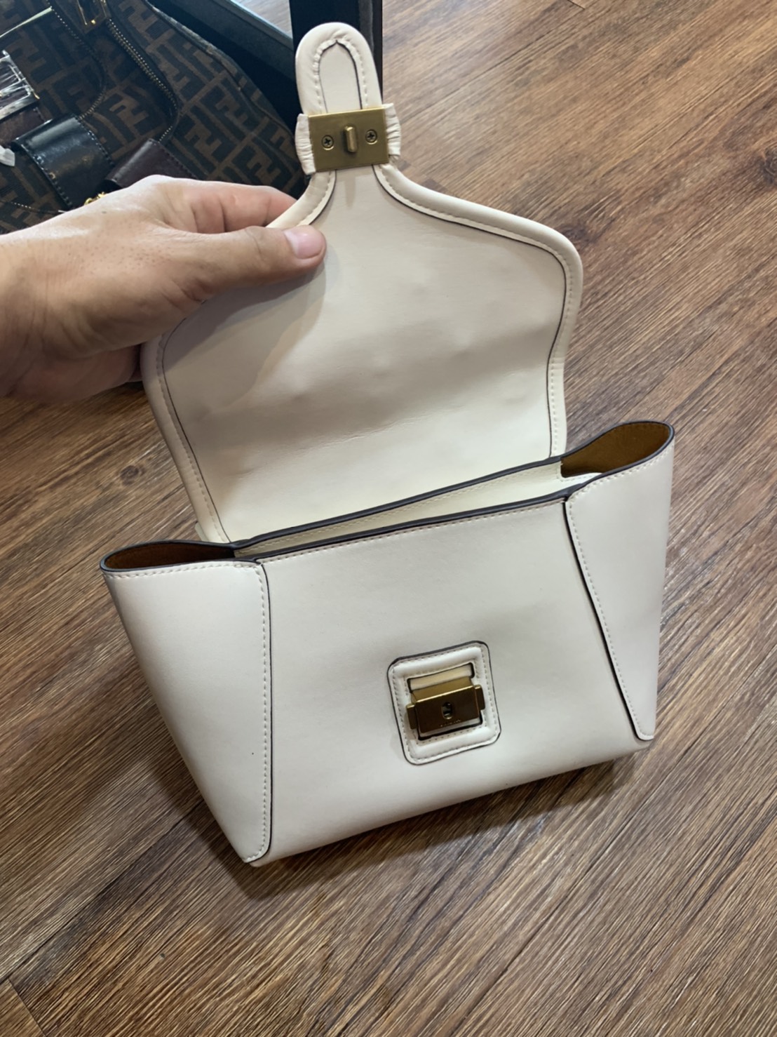 Coach Courier Carryall 23 With Floral Applique สินค้าใหม่ทรงน่ารัก ใช้แล้วดูแพงมากกก มีช่องใส่ขนาดกว้าง ใส่ของได้จำนวนมาก แถมยังสามารถถือเก๋ๆ แบบคุณนาย พร้อมทั้งสะพายเป็น crossbody ก็ได้ โดดเด่นด้วยสีส้น ดูเก๋ไม่เหมือนใครจิงๆ เปิดปิดด้วยกระดุมหมุน ใช้แล้ว