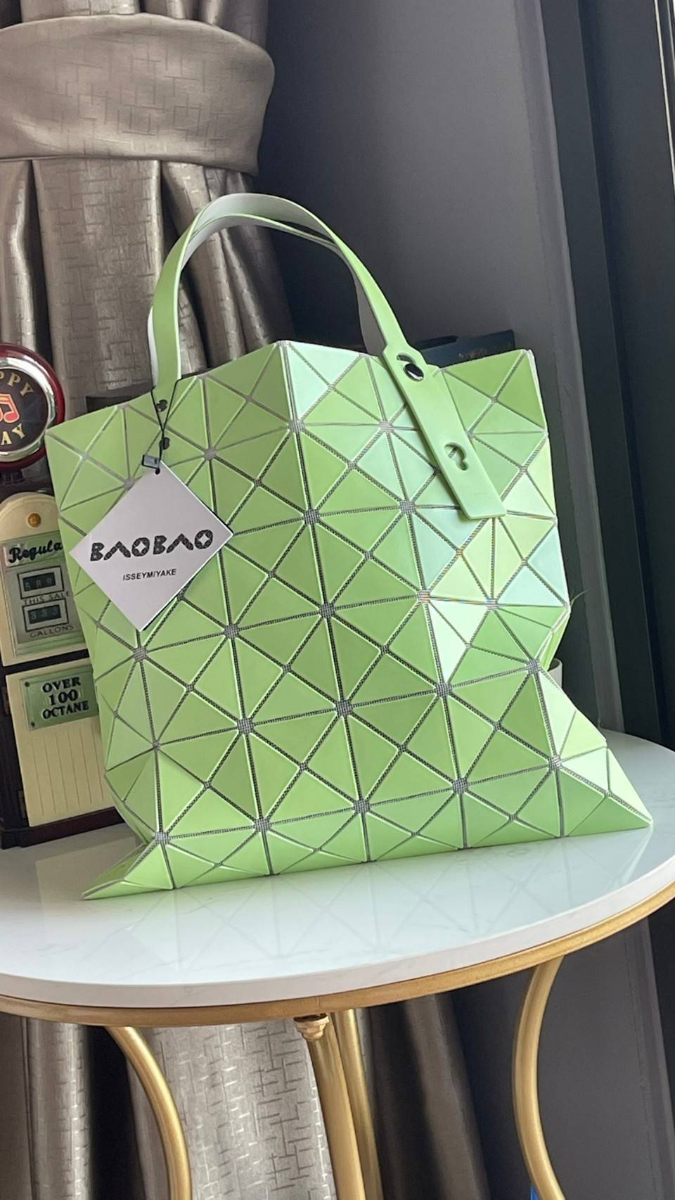 ORIGINAL 🌸 BAO BAO ISSEY MIYAKE LUCENT 6X6 matte tote bag เป็นซีรีส์ที่โดดเด่นด้วยโทนสีสว่าง โดดเด่นด้วยลักษณะต่างๆ เช่น ตาข่ายสว่างที่มองเห็นได้ผ่านช่องว่างระหว่างชิ้นสามเหลี่ยม