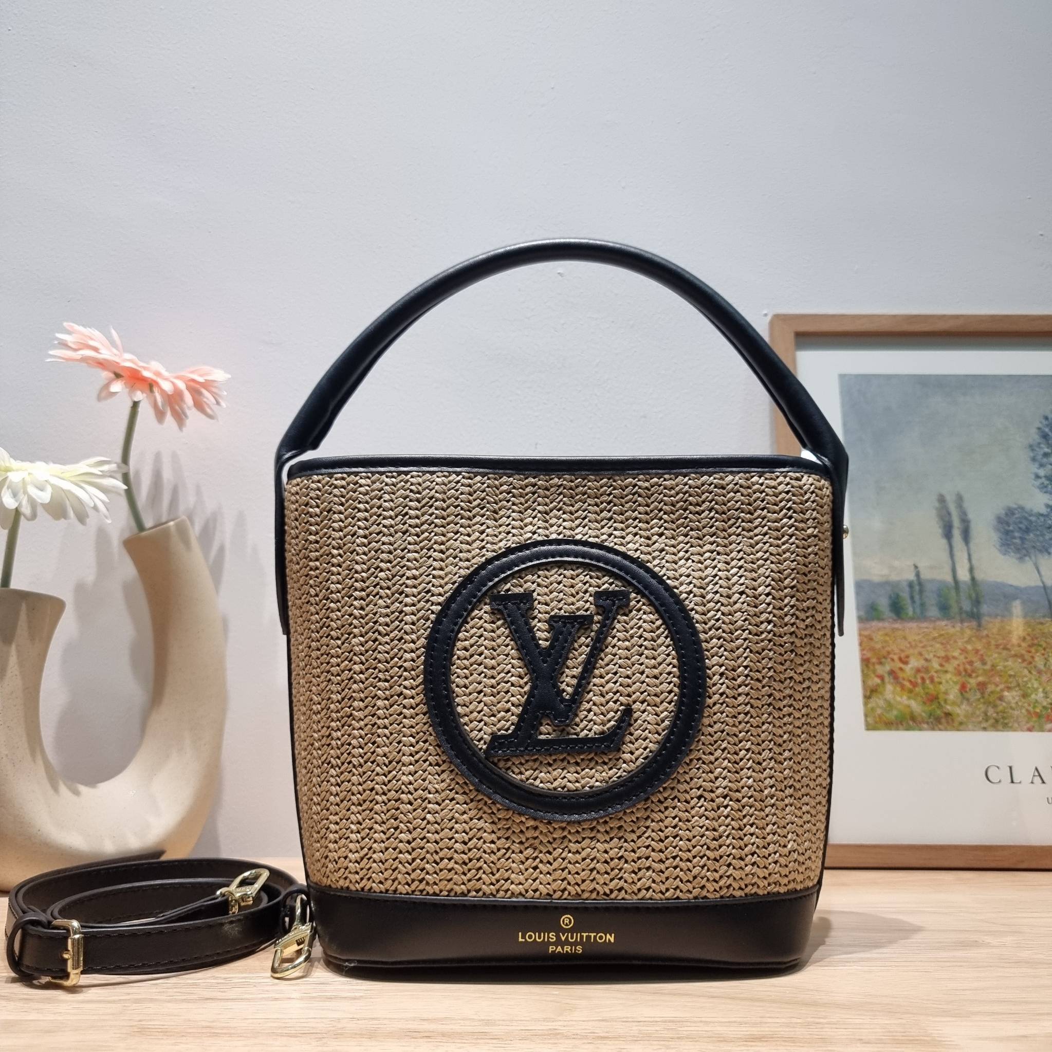 LV PETIT BUCKET BAG ไอเท็มเอ็กซ์คลูซีพจัดมาให้สาวๆโดยเฉพาะ!! กับกระเป๋าสะพายรุ่นลิมิเต็ดหายาก รูปทรงสวยงามสานเต็มใบ และยังโดดเด่นด้วยโลโก้