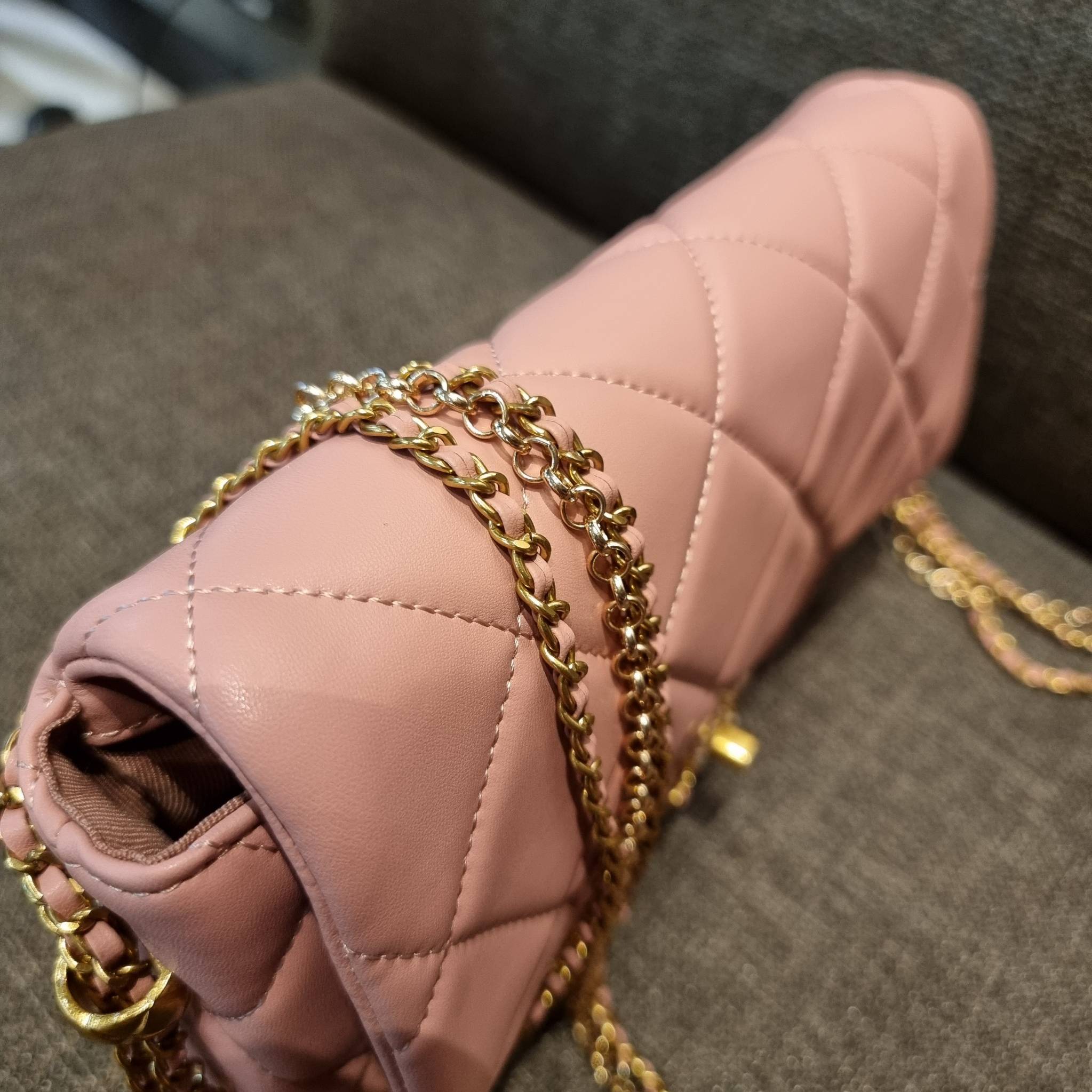 VIP 】สวยหรูพร้อมเสิร์ฟ!! กับไอเท็มสุดเลิฟจาก Chanel กระเป๋าสะพายที่สุดของความคุ้มค่า วัสดุหนังแกะนิ่มเต็มใบ เปิด-ปิดกระเป๋าด้วยตัวบิดล็อค ภายในกระเป๋าบุผ้าสวยหรู มีช่องโล่งกว้างจุของได้สบาย ใส่โทรศัพท์ กระเป๋าสตางค์ได้ มีช่องซิป 1 ช่อง ช่องย่อย 1 ช่อง ดีเ