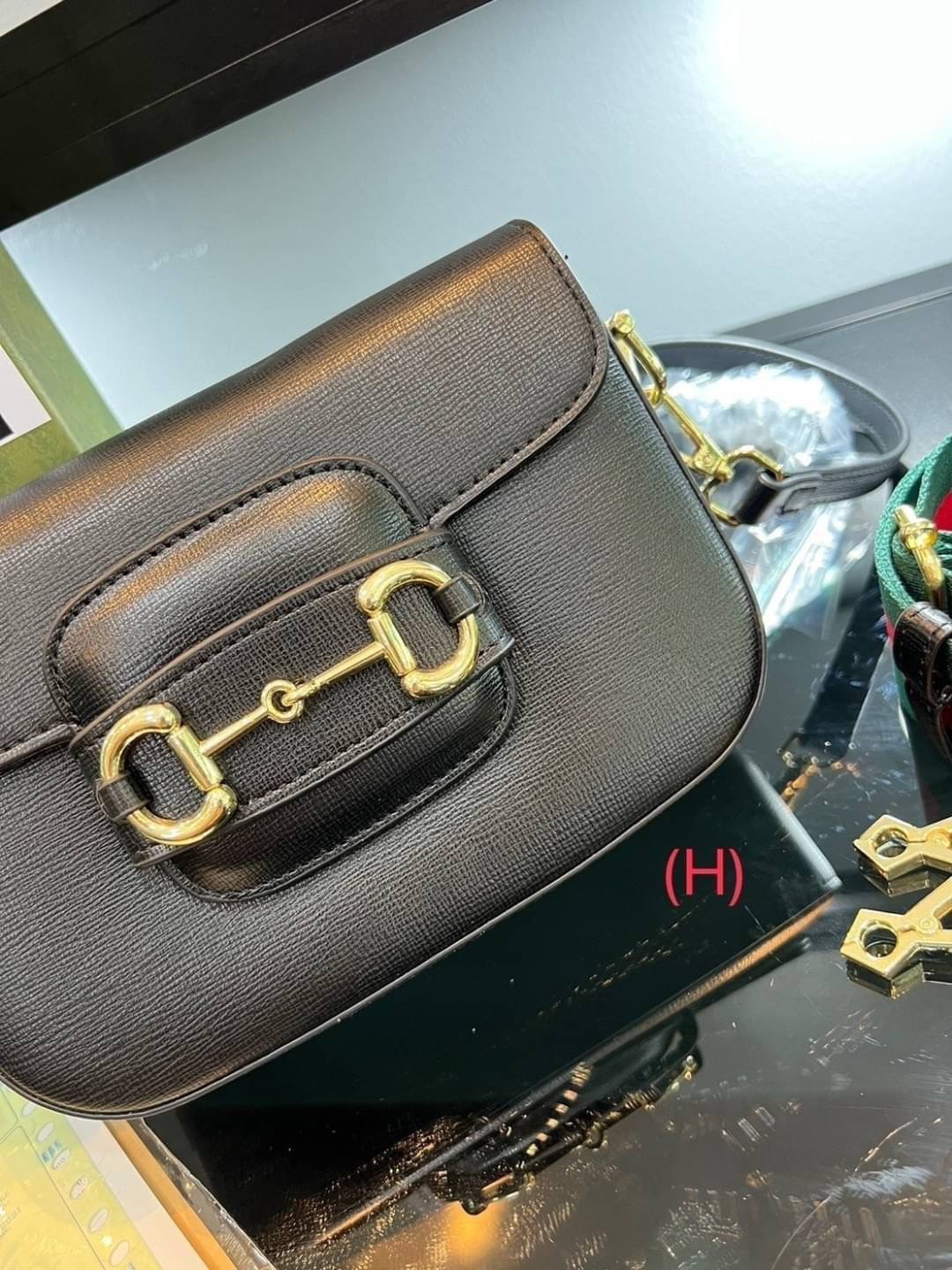 GUCCI HORSEBIT 1955 MINI BAG กระเป๋าสะพาย crossbody รุ่นฮิต สุดหรูหรา คลาสสิค จุของสำคัญได้เยอะ มาพร้อมสายสะพายยาว 2 เส้น สามารถ ปรับระดับได้ ถอดออกได้ รุ่นนี้ใช้งานดีมาก บอกต่อกันถึงที่สุด ใช้ได้ทุกโอกาส เป็นอีกรุ่นที่โดดเด่นมากๆ