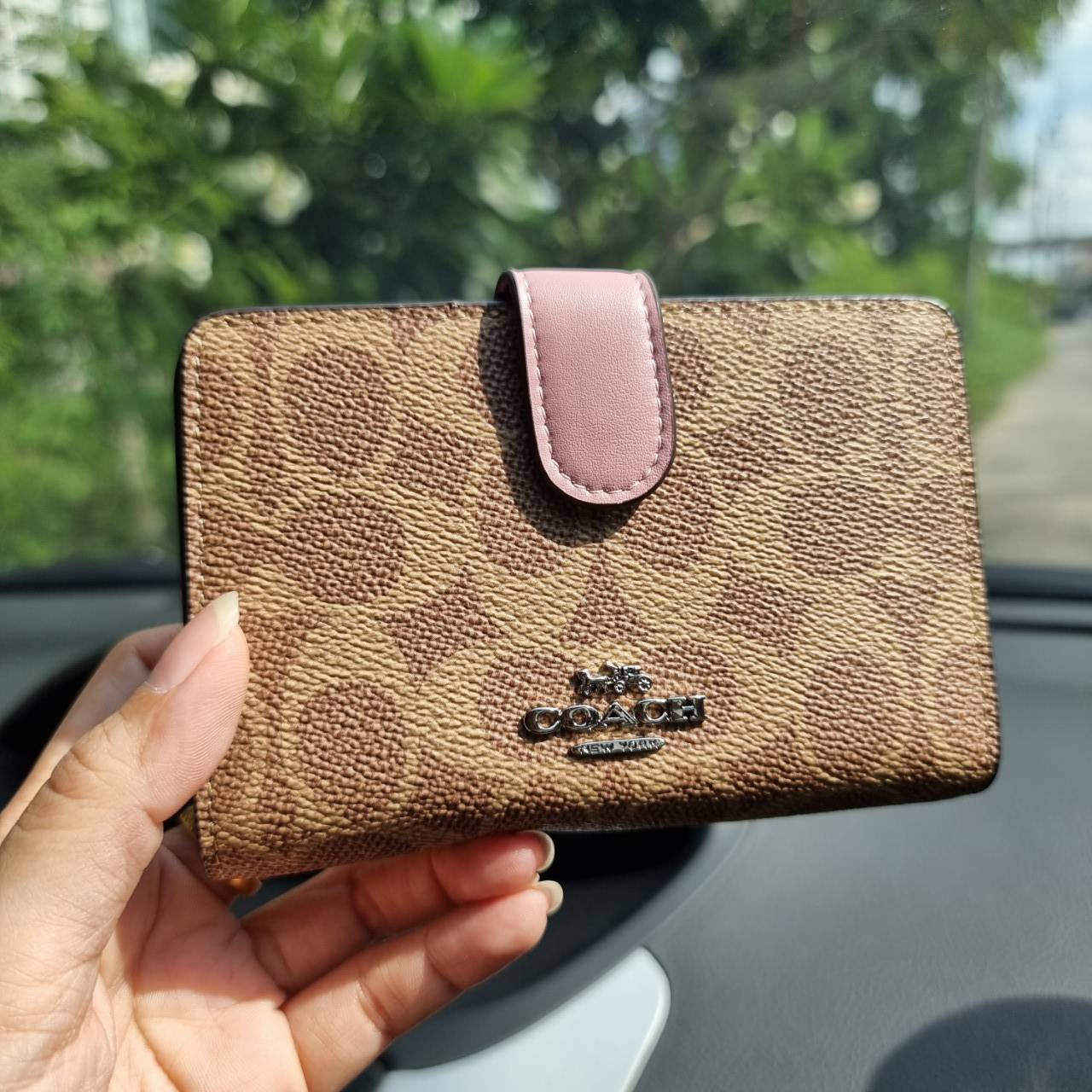 COACH F33034 MEDIUM CORNER ZIP WALLET IN COLORBLOCK SIGNATURE CANVAS กระเป๋าสตางค์ใบกลาง 👛 ขนาดกำลังเหมาะมือ วัสดุหนังแคนวาส ดูแลรักษาง่าย มีช่องใส่บัตรและธนบัตรครบ และช่องซิปแยกไว้ใส่เหรียญ สวยคลาคสิคแบบนี้เหมาะส่งต่อเป็นของขวัญที่สุดจ้า