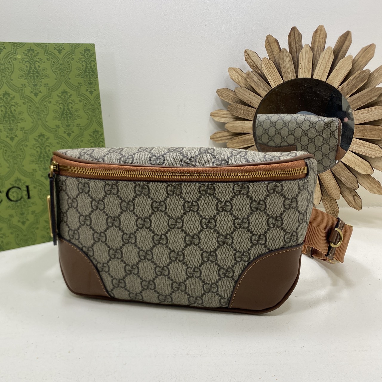 ORI หนังแท้ | GUCCI GG Emblem small belt bag กระเป๋าคาดอก/คาดเอวปรับโฉมใหม่ สวยสง่างาม สปอร์ตและเท่กว่าเดิม แต่ยังคงความคลาสสิค