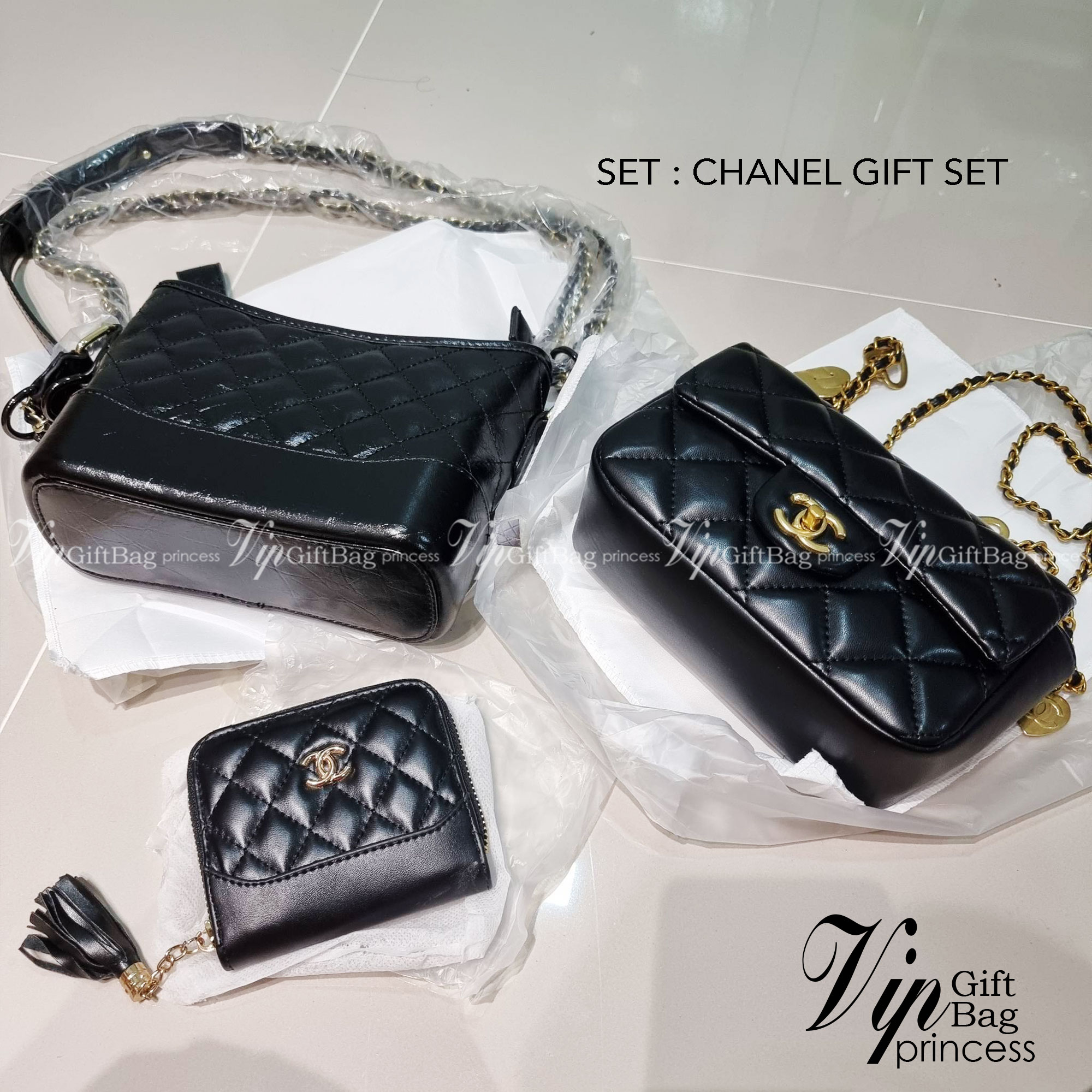 CHANEL GIFT SET สุดหรูชวนให้สะสมส่งท้ายปี กับไอเท็มลิมิเต็ดและ best seller พร้อมเสิร์ฟครบชุด สุดคุ้ม มาพร้อมกระเป๋าสะพายถึง 2 ใบ เด็ดทั้งคู่ๆ วัสดุหนังวัว และยังไม่พอ มีกระเป๋าสตางค์แถมให้ไปอีก 1ใบ สวยครบจบในเซ็ทเดียว!!