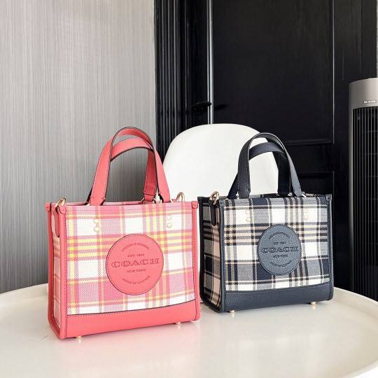 COACH C8198 DEMPSEY TOTE 22 WITH GARDEN PLAID PRINT AND COACH PATCH คอลใหม่สุดคิ้วท์ หวานๆใสๆ น่ารักชะมัด!! ดีไซน์ลายสก็อต เหมาะกับฟีลลิ่งปิคนิคเป็นที่สุด กระเป๋าทรงโท้ท ไซส์กำลังสวย ฟังก์ชั่นการใช้งานก็สะดวกที่สุด มีทั้งสายคล้องในตัว และสายครอสบอดี้ วัสด