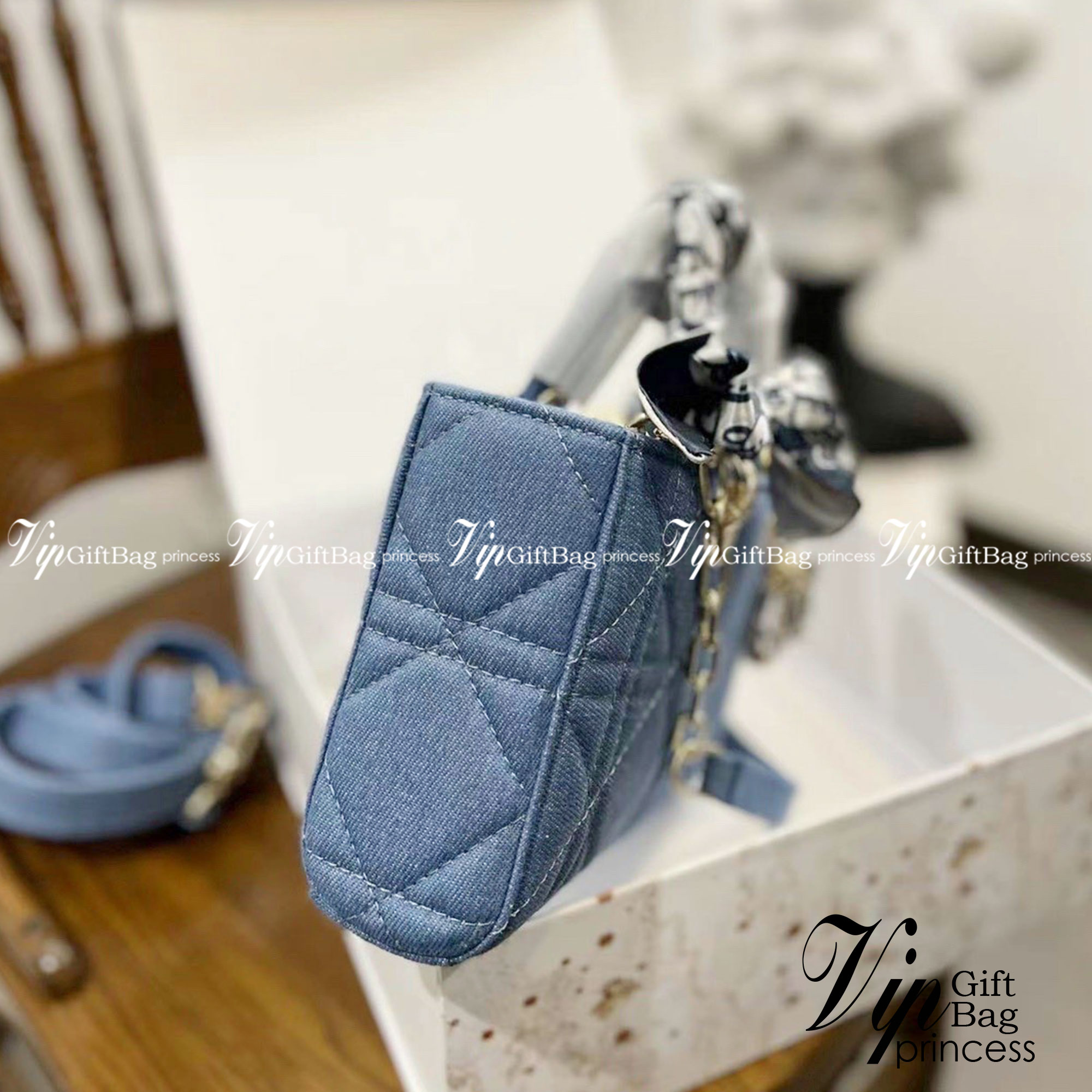 DIOR D-Joy Bag Cannage Denim / Dior Lady Bag กระเป๋าสะพายดิออร์ใบนี้คือราชนิกุลมากแม่ความเลดี้ดิออร์ที่เกินต้าน งานชนช้อปปังสุด ถือสลับแท้ไม่โป๊ะแน่นอน ราคาเบาสุด ภาพถ่ายจากงานจริง สวยเหมือนในรูป พร้อมส่งที่ไทย