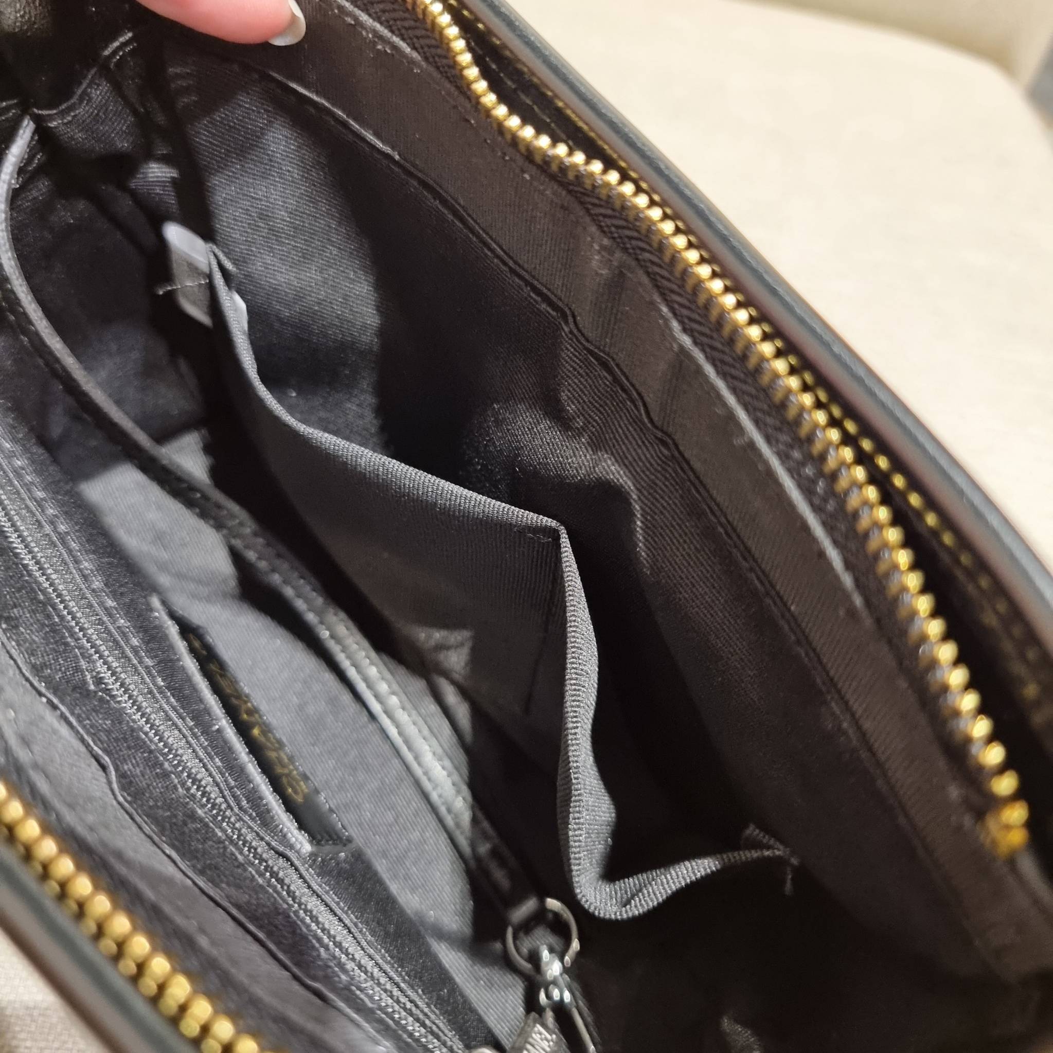 9" CHANEL SHOULDER BAG / CHANEL GABRIELLE HOBO BAG ไซส์คลาสสิค กระเป๋าสะพายข้าง/ไหล่ หนังแท้ นิ่ม หรู มาพร้อมพวงกุญแจสัญลักษณ์แบรนด์ อะไหล่พร้อมโซ่สะพายสีทองสลับสีเงินรมดำ สามารถสะพาย crossbody หรือสะพายไหล่ได้หมด สะพายแล้วขับผิวมากๆ เปิด-ปิดกระเป๋าด